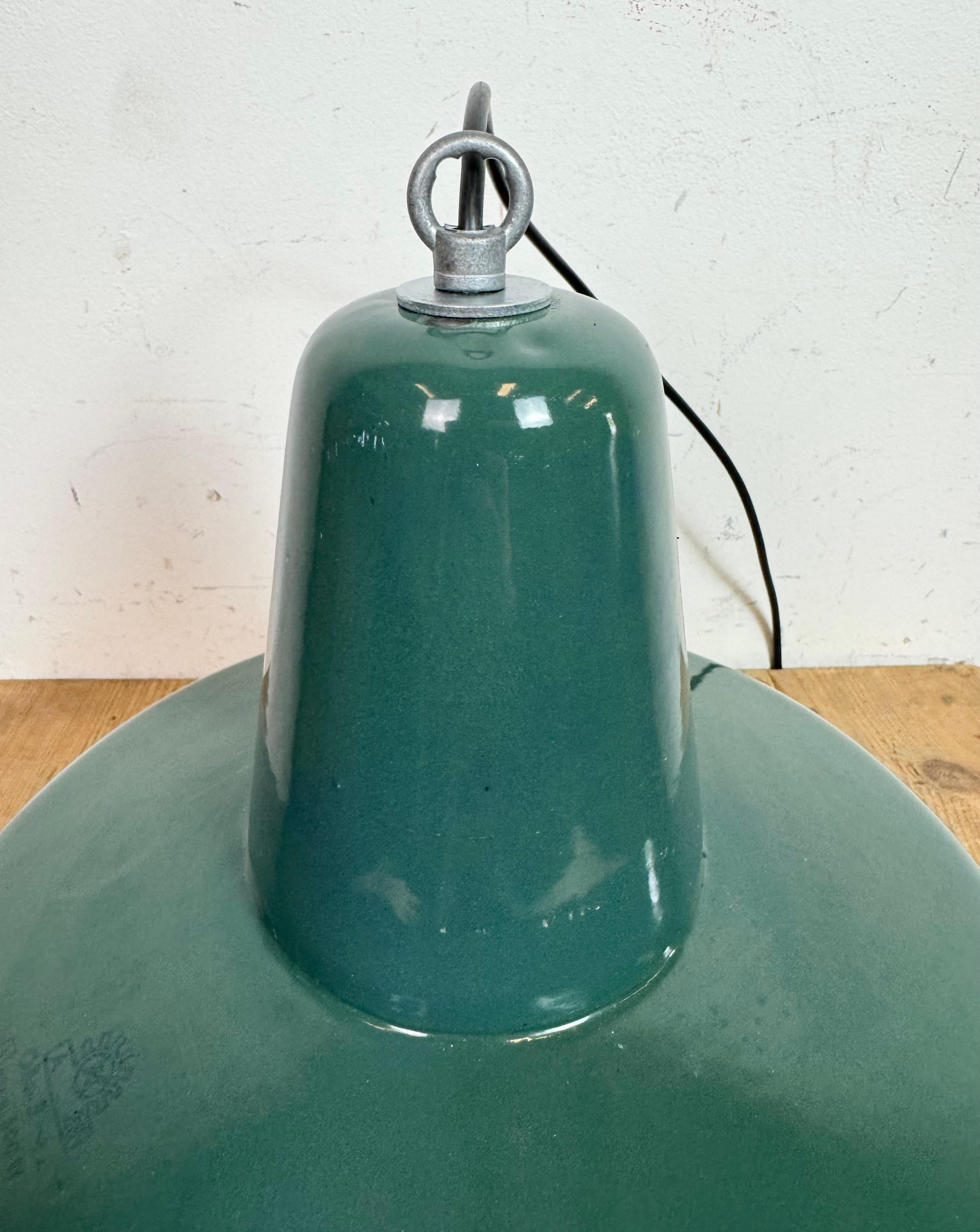 Grande lampada a sospensione industriale in smalto Petrol Factory, anni '60 in vendita 8