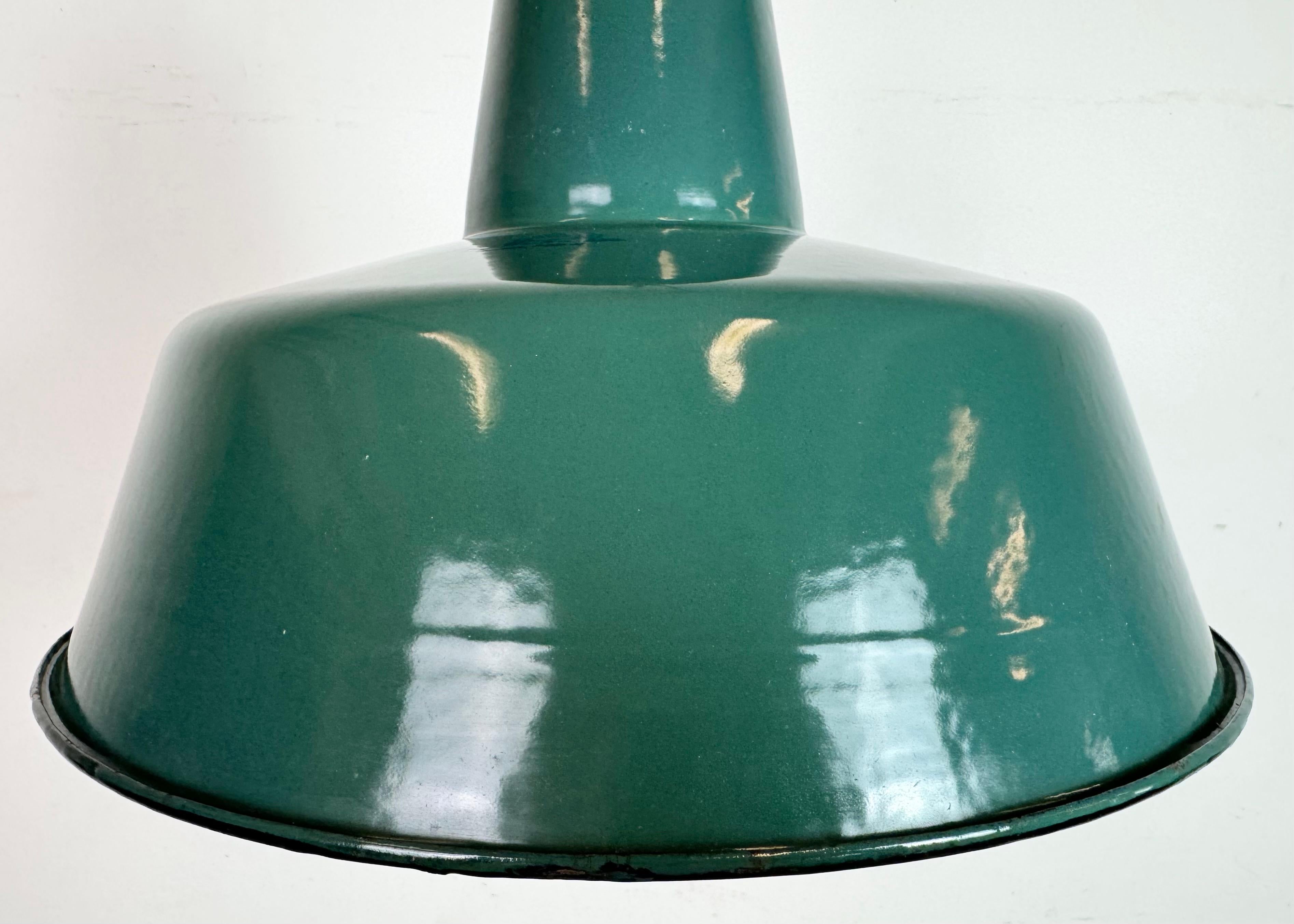Grande lampada a sospensione industriale in smalto Petrol Factory, anni '60 In condizioni buone in vendita a Kojetice, CZ