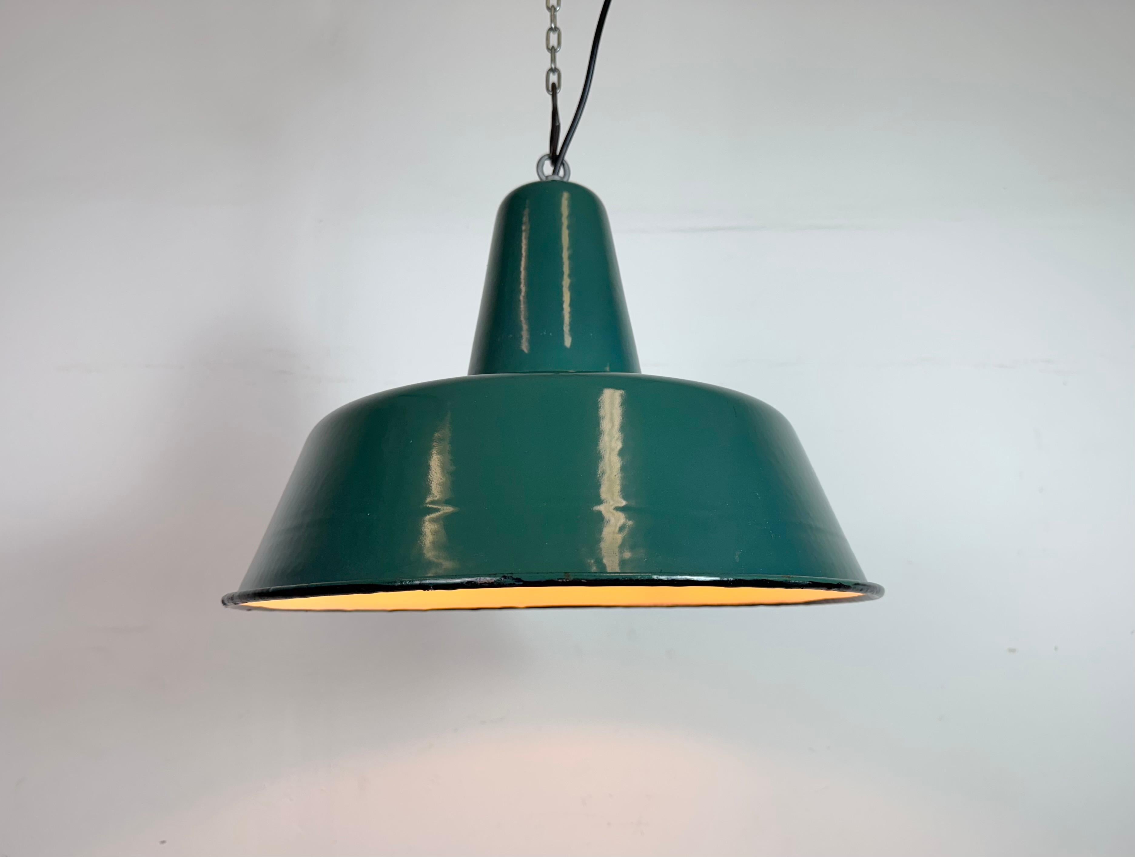 Grande lampada a sospensione industriale in smalto Petrol Factory, anni '60 in vendita 2