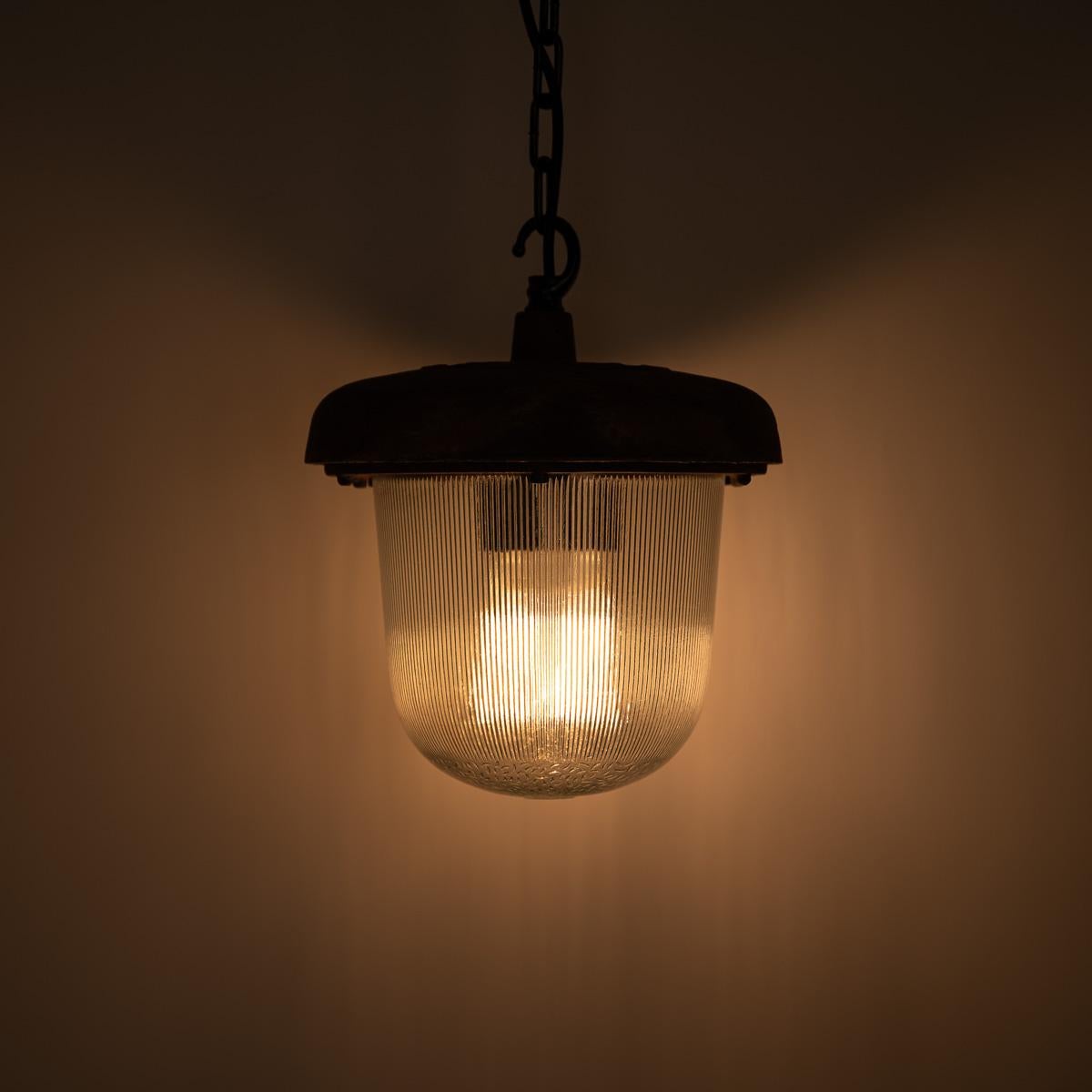 Milieu du XXe siècle Grandes lampes industrielles à suspension rouillée récupérées dans le bloc de l'Est en vente