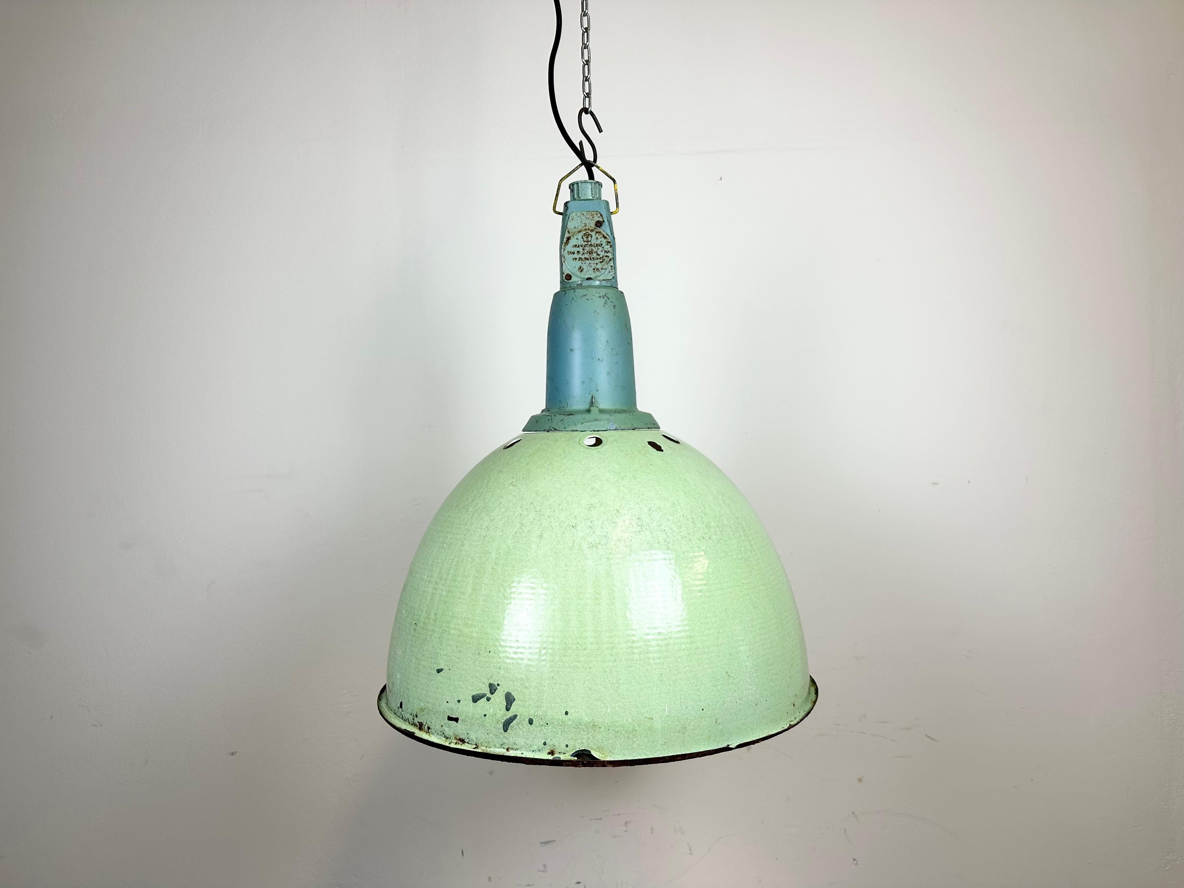 - Vintage Industrial lamp from the 1960s 
- Made in former Soviet Union
- Green enamel shade
- Cast aluminium top 
- Socket requires E 27 lightbulbs 
- New wire 
- Lampshade diameter: 45 cm
- Weight : 3.4 kg.