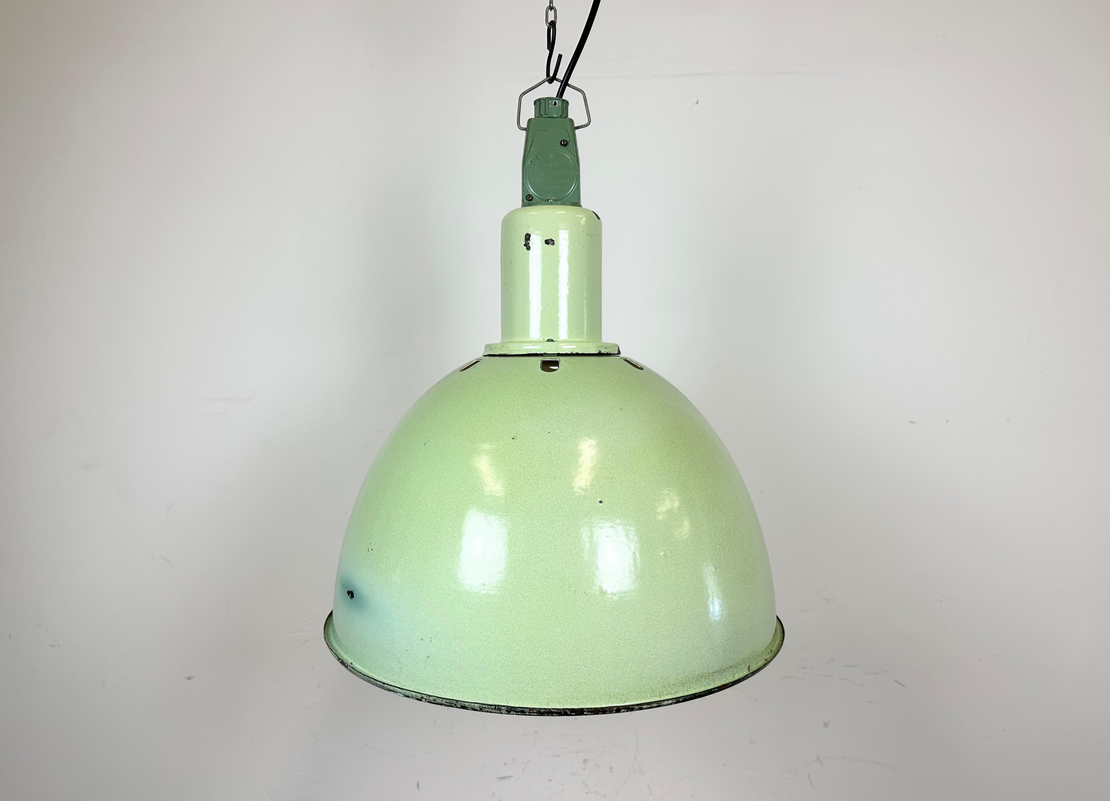 - Vintage Industrial lamp from the 1960s 
- Made in former Soviet Union
- Green enamel shade and neck
- White enamel inside the shade
- Cast aluminium top 
- Socket requires standard E27/ E26 lightbulbs 
- New wire 
- Lampshade diameter: 44 cm
-