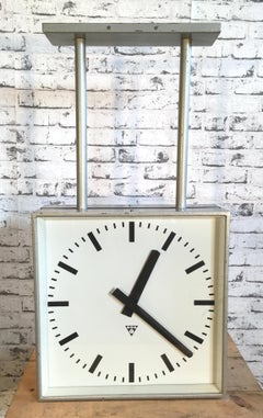 Grande horloge industrielle carrée à double face de Pragotron:: années 1960
