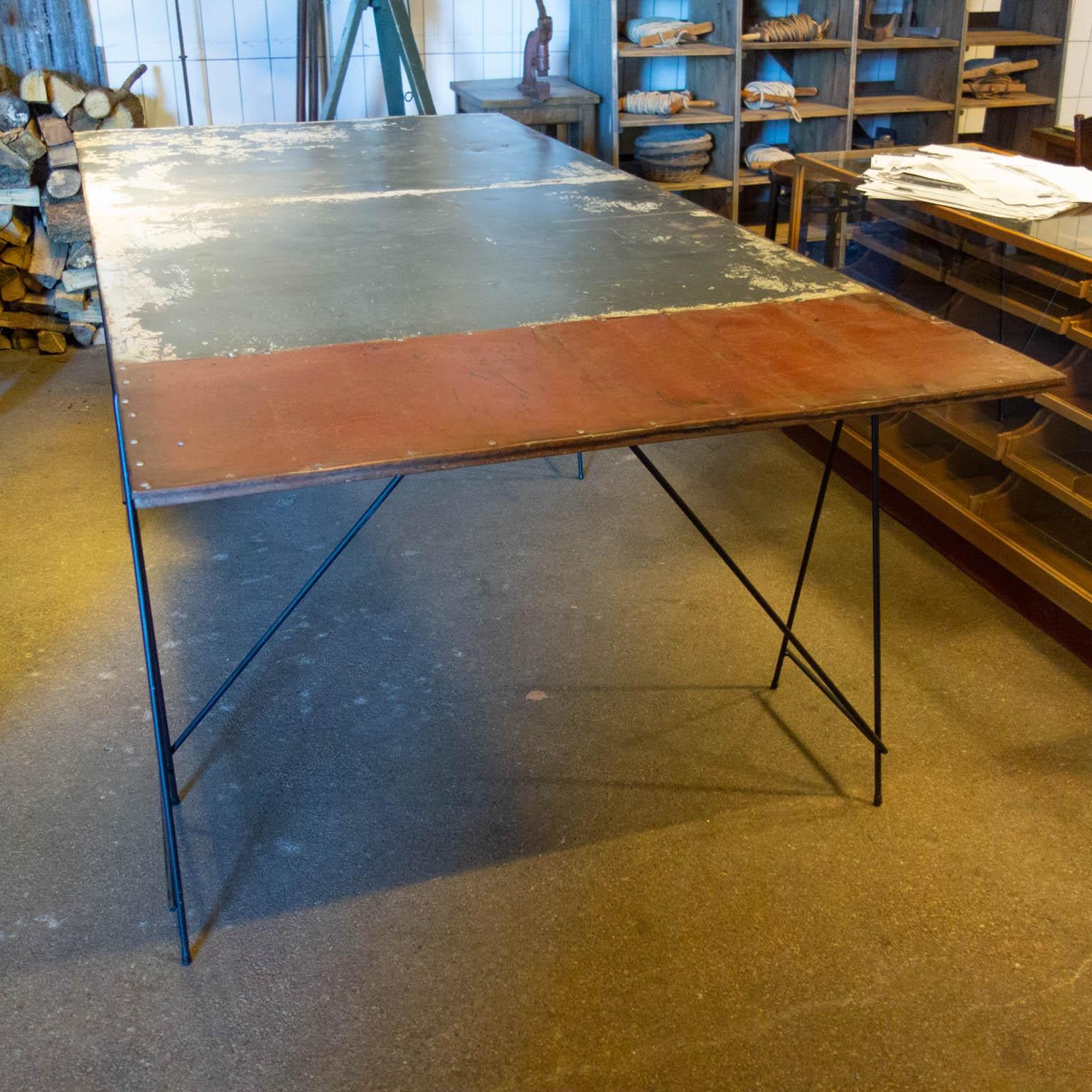This table is a special upcycle work by artist Frits Jeuris. The artist is known for his unique designs in which he often works with residual material. The metal top of the table is not entirely without story either. It is made from an old entrance
