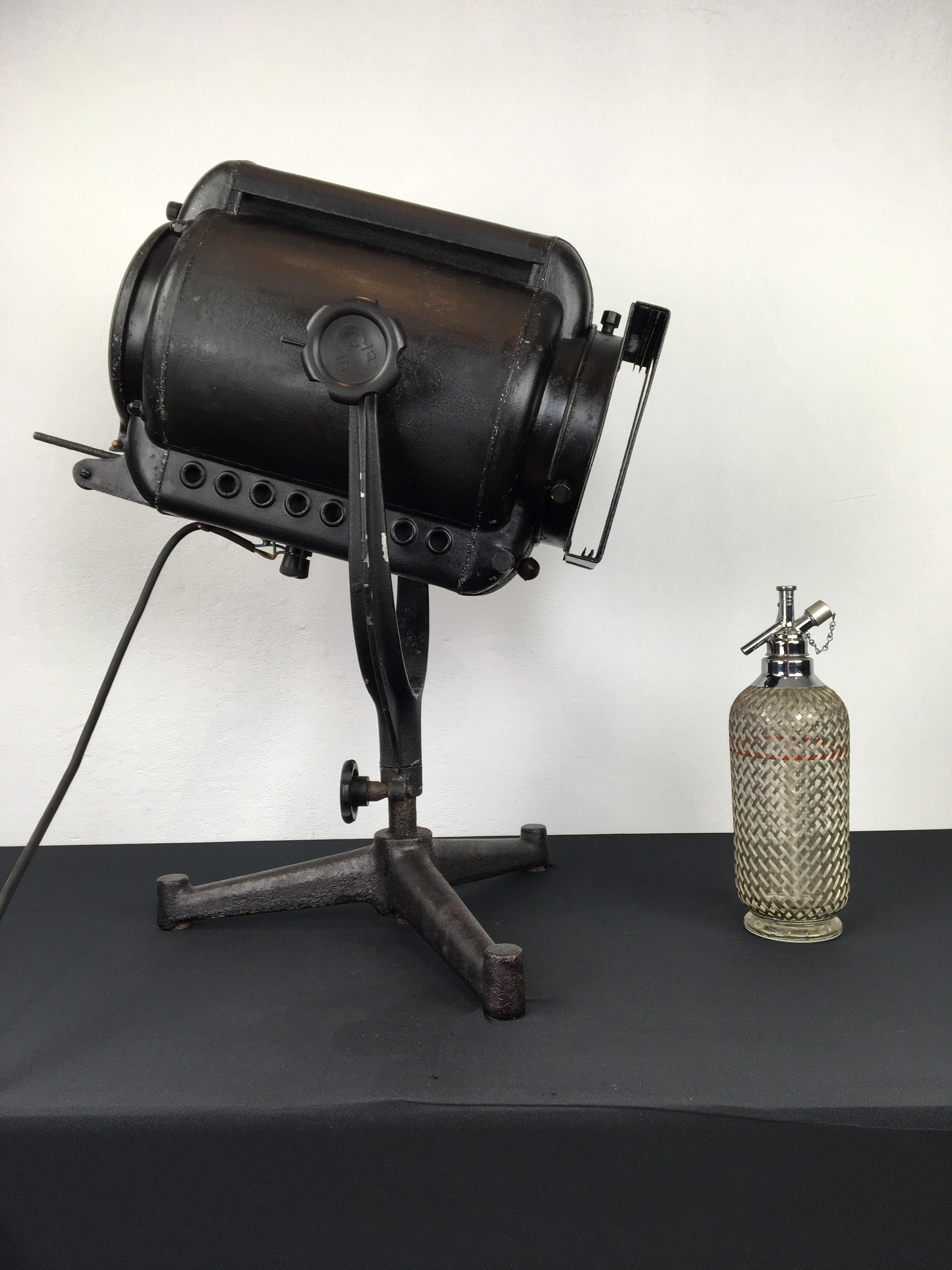 Large industrial theater spot or cinema spot. This cinema projector or movie theater light is of the brand DAB, the original label is still on. This industrial light stands on a tripod and can be used as a table lamp or as a floor lamp by his size.