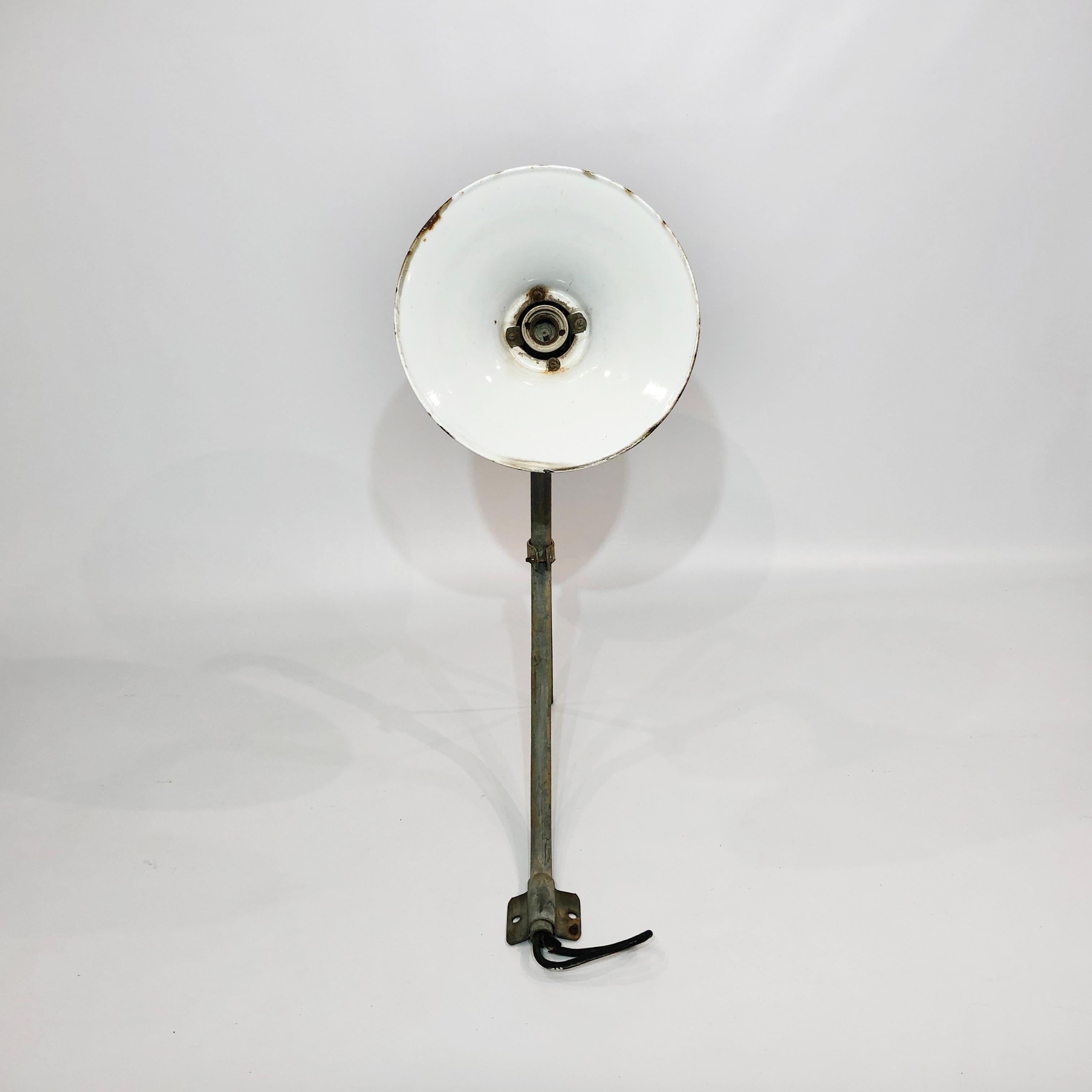 Große industrielle Wandleuchte 2 von 3 50s Vintage Retro Kommerzielle Beleuchtung Lampe  im Angebot 2