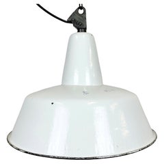 Grande lampe à suspension industrielle en émail blanc de Zaos, années 1960