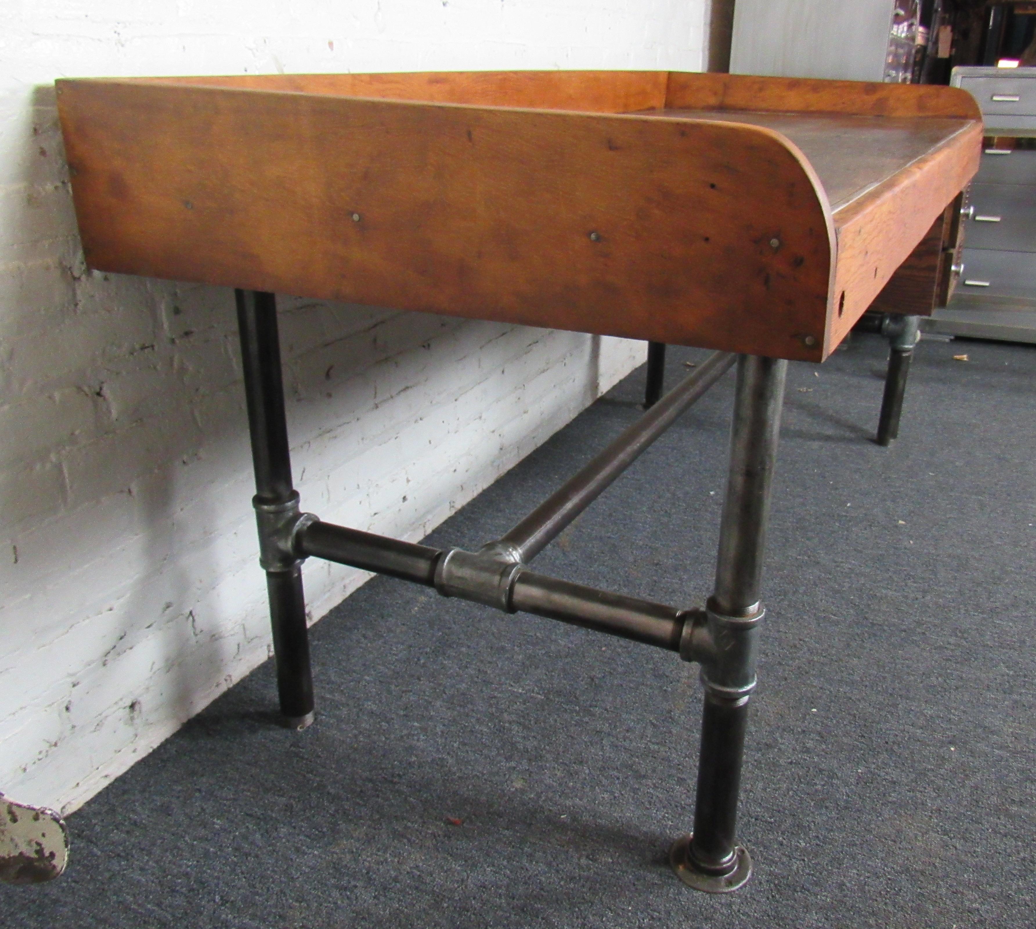 Mesa de trabajo industrial grande siglo XX en venta
