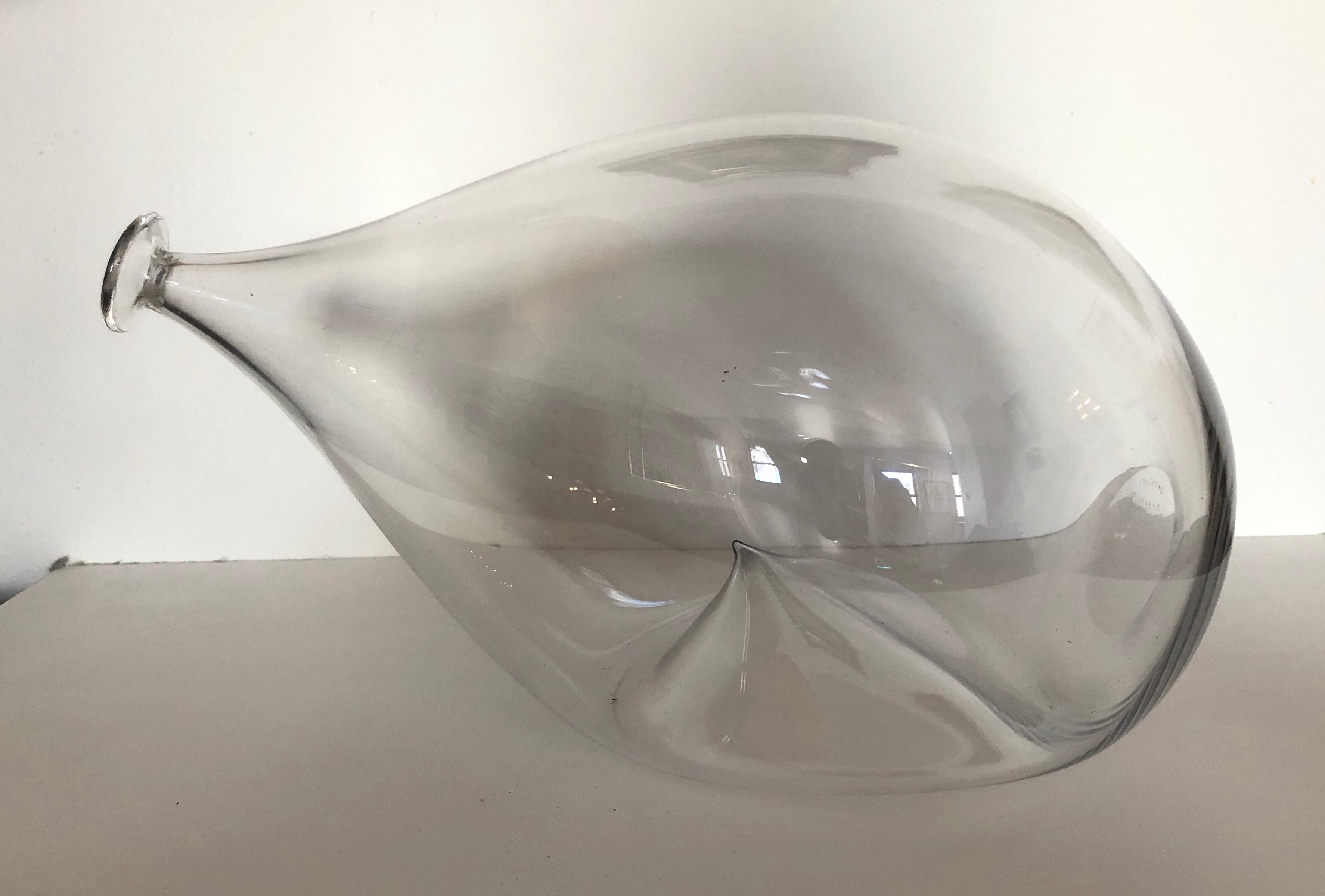 Suède, vase ovale unique en verre transparent soufflé à la main avec un côté ingénieusement pincé qui permet de le placer dans deux positions ; gravure au diamant signée et numérotée sur la face inférieure, vers 1955.
