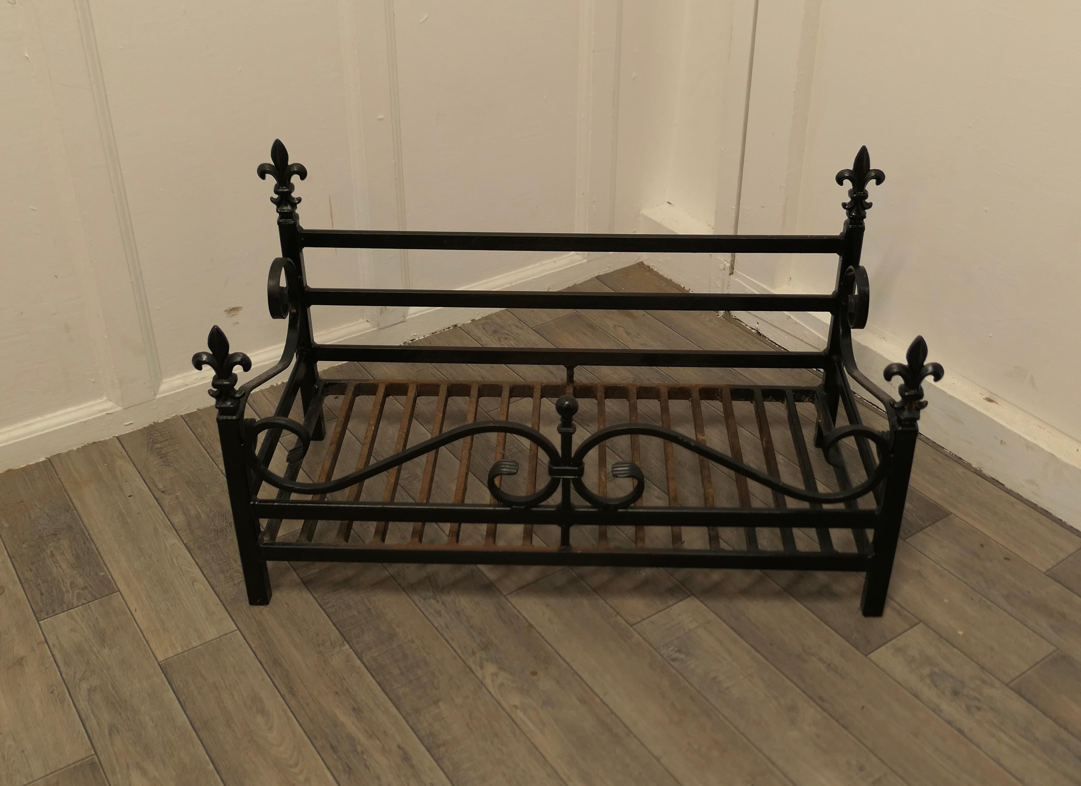 Large inglenook free standing fire basket, iron fire grate.

The grate has high cast and wrought iron rails all around with fleur des lys finials at the front and back corners.
The grate is in good used condition.
The grate is 333” long 15” deep