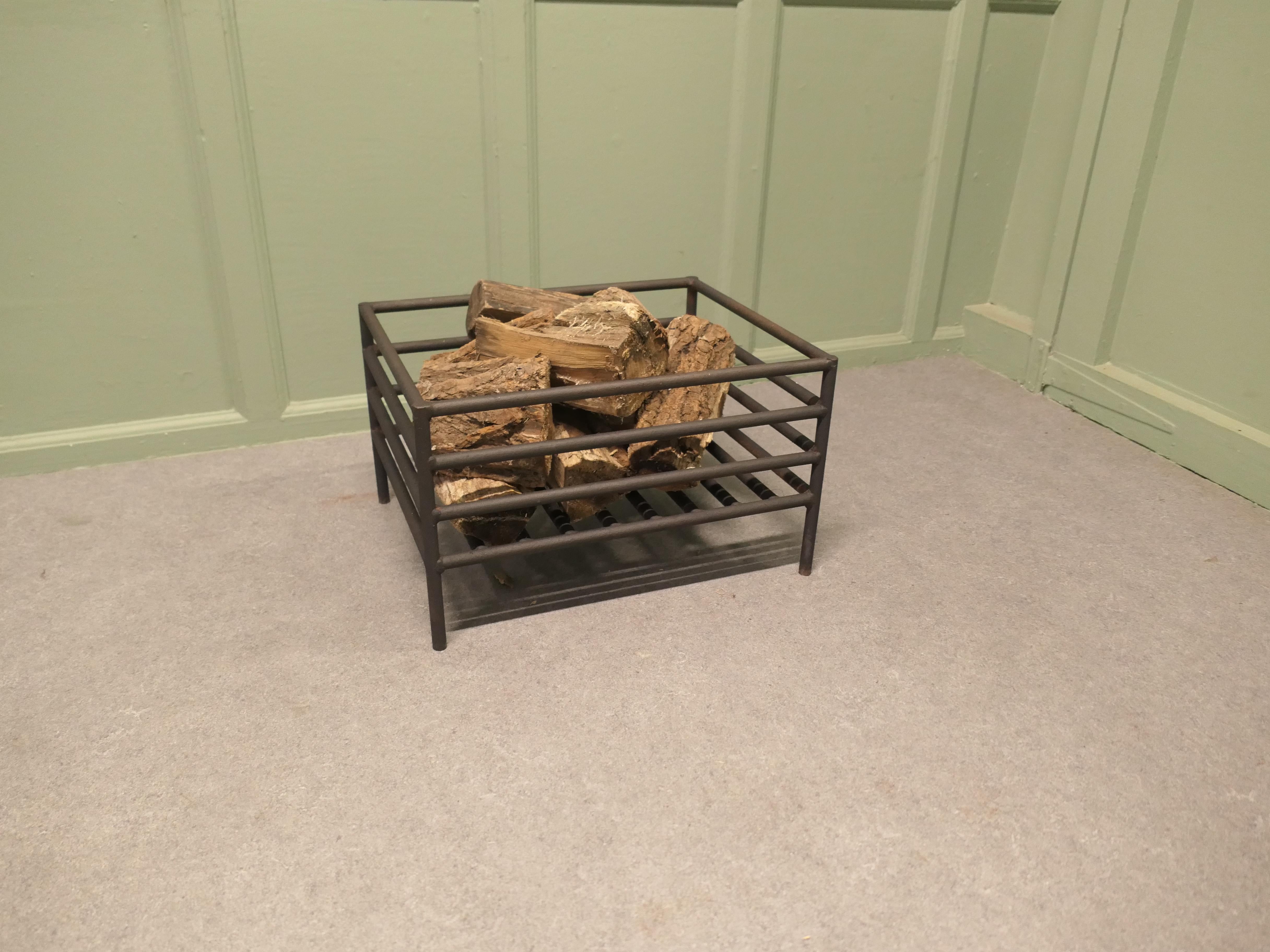 Mid-Century moderno Cesto da fuoco Inglenook grande a libera installazione, griglia per il fuoco in ferro in vendita