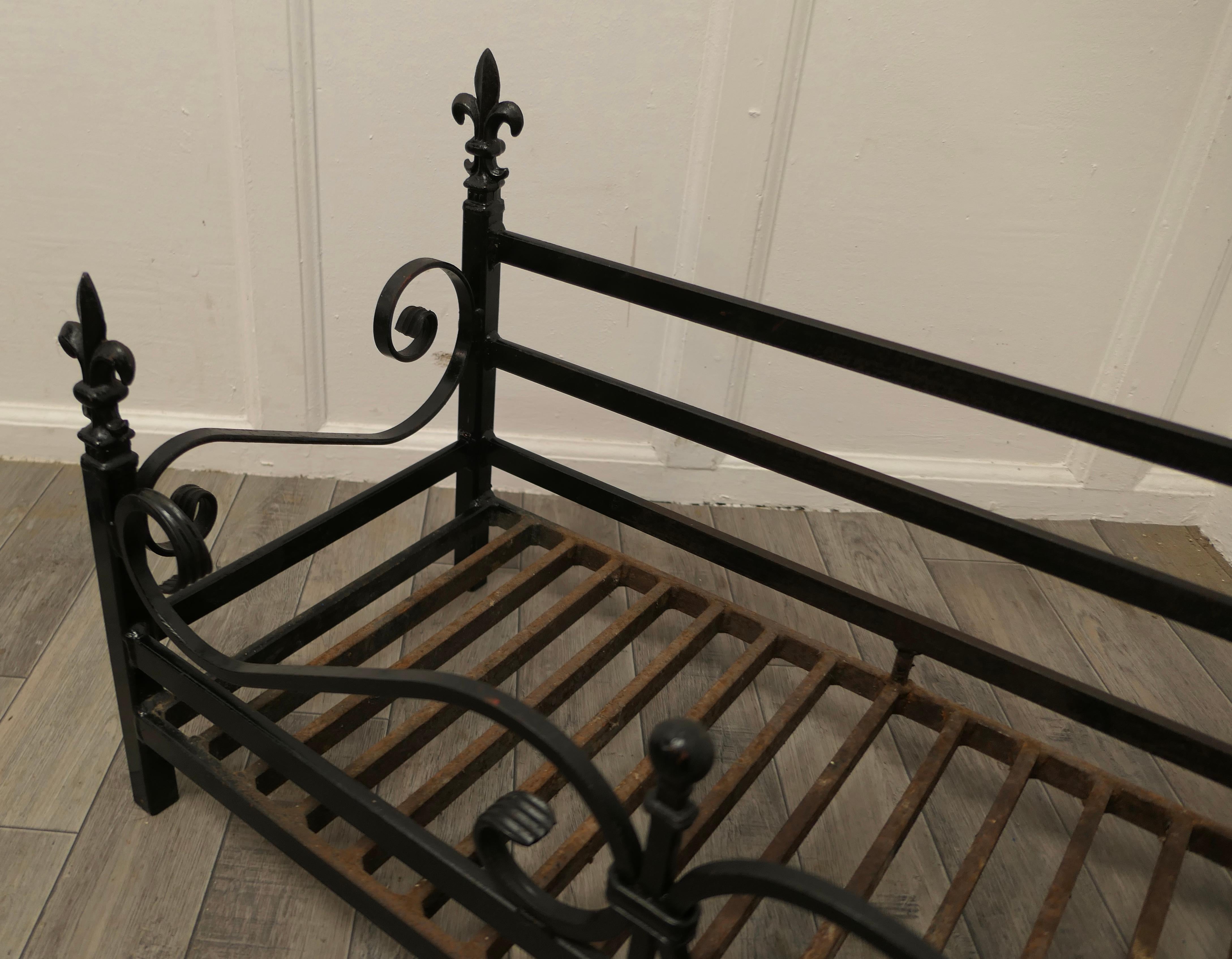 Large Inglenook Free Standing Fire Basket, Iron Fire Grate In Good Condition In Chillerton, Isle of Wight