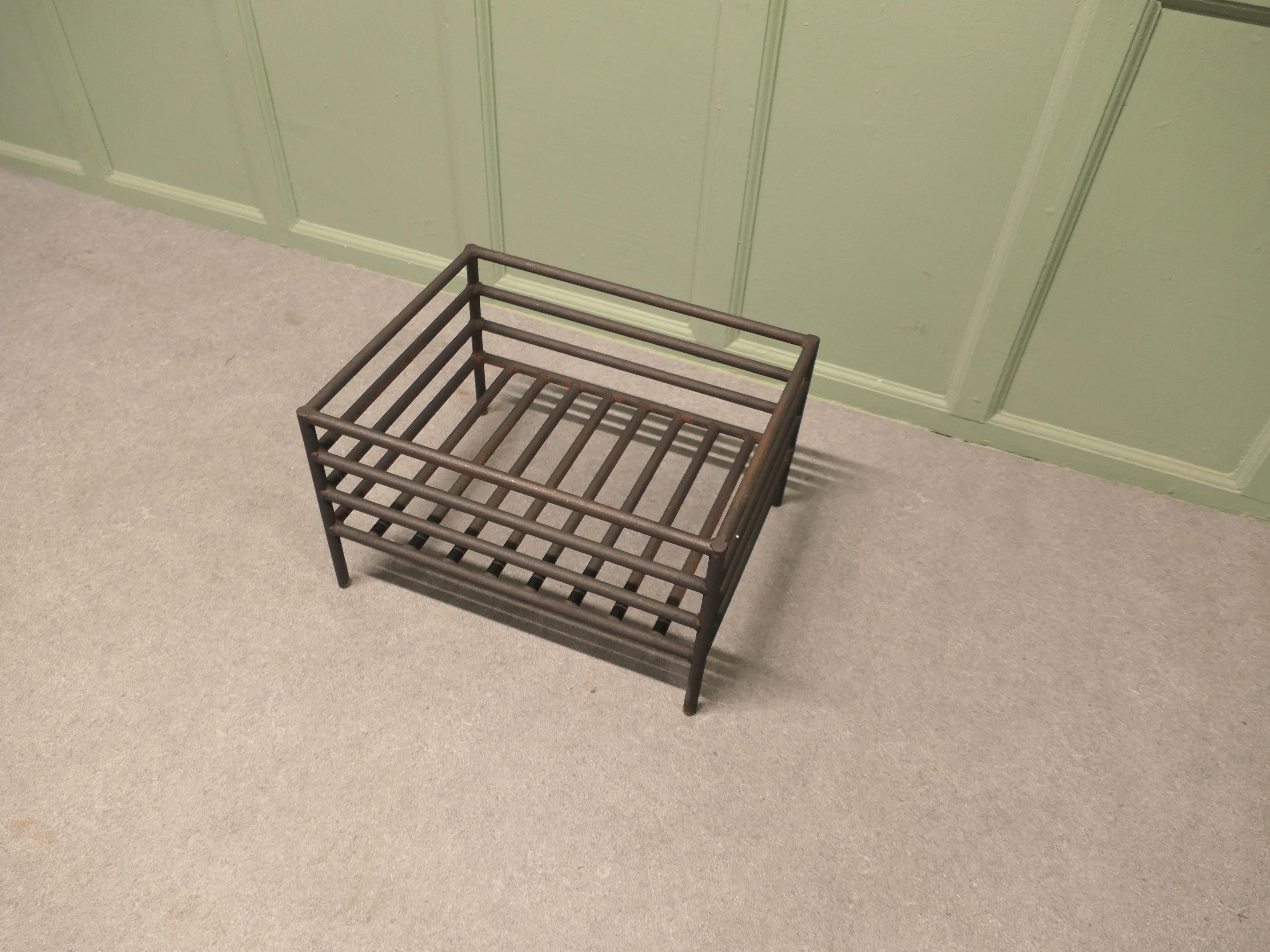 Cesto da fuoco Inglenook grande a libera installazione, griglia per il fuoco in ferro In condizioni buone in vendita a Godshill, Isle of Wight