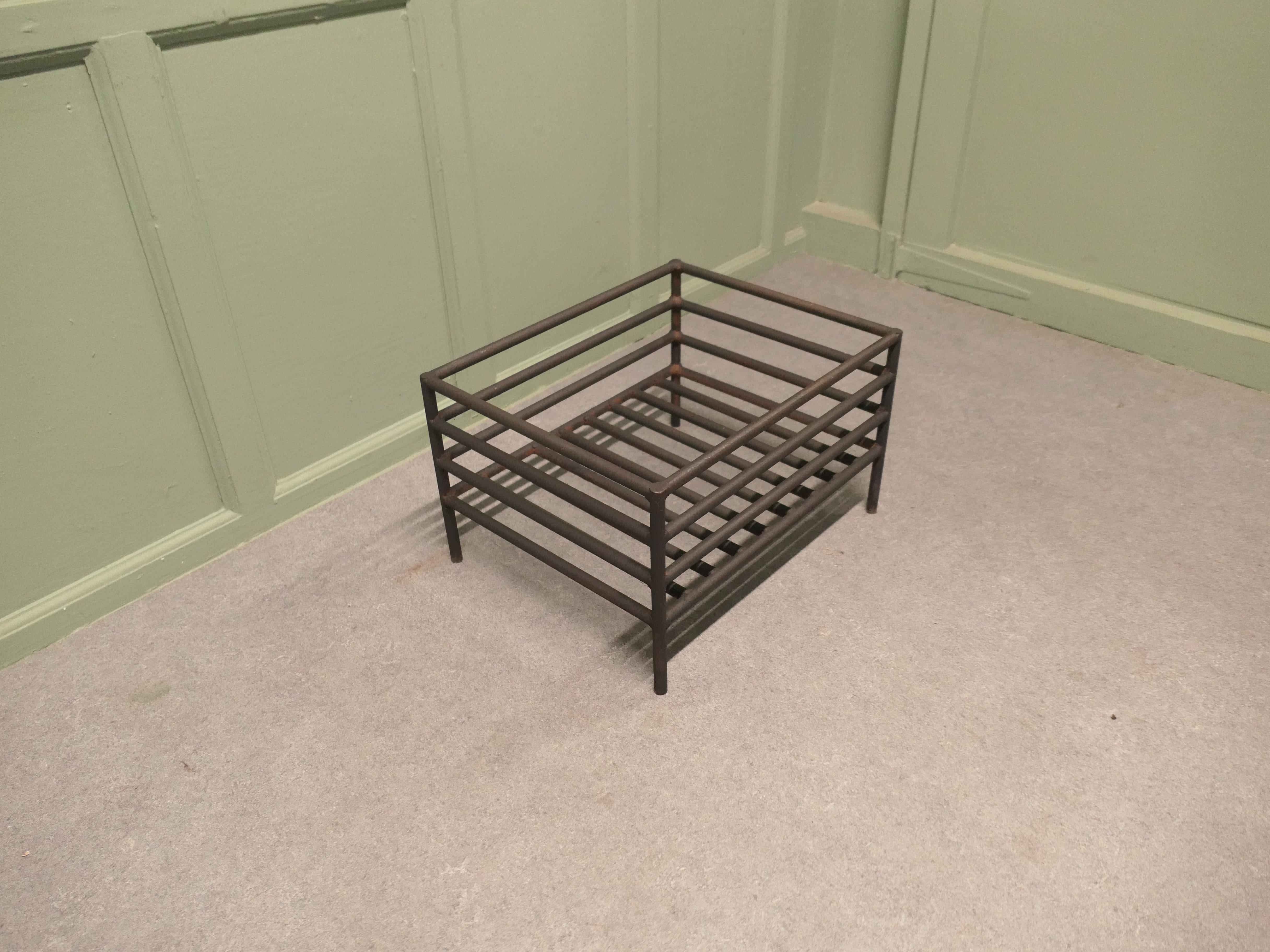 Metà XX secolo Cesto da fuoco Inglenook grande a libera installazione, griglia per il fuoco in ferro in vendita