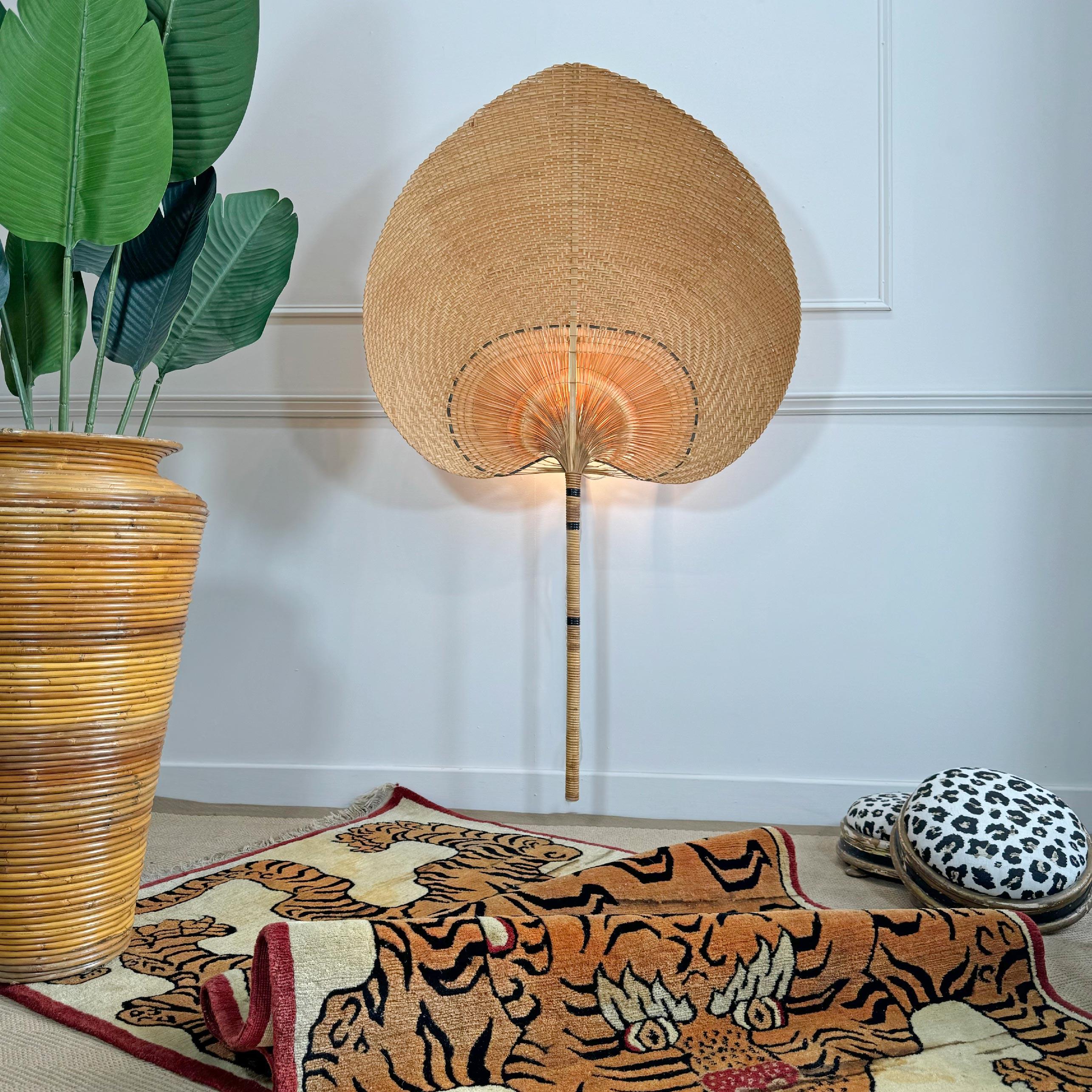 Une impressionnante et très grande applique murale Uchiwa (éventail 2), tout à fait à la manière d'Ingo Maurer (il ne s'agit pas d'un Uchiwa d'Ingo Maurer), l'énorme éventail étant construit en bambou fendu et en herbe tressée, avec une seule