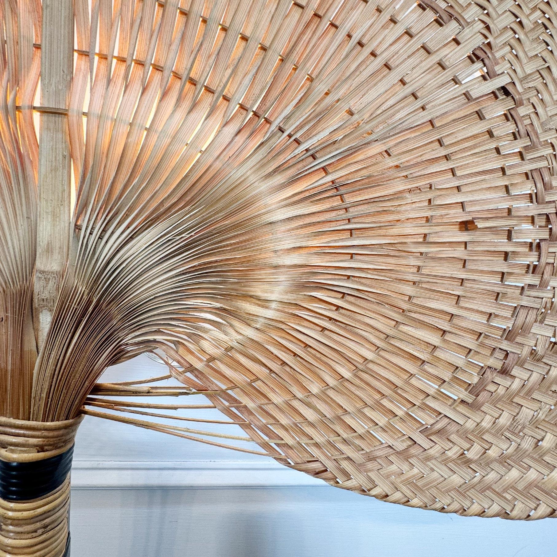 Grande lampada da parete Uchiwa in stile Ingo Maurer In condizioni buone in vendita a Hastings, GB