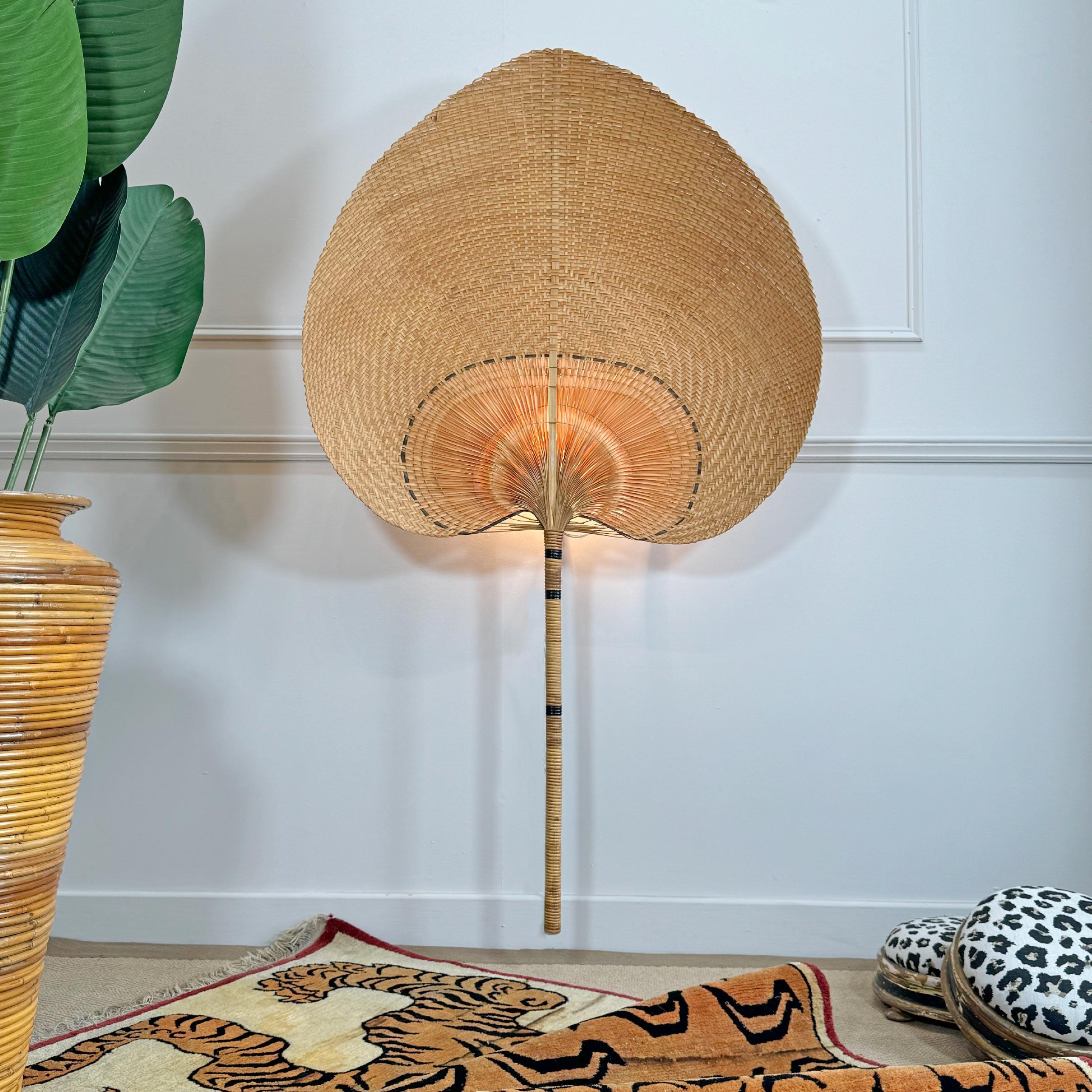 20ième siècle Grande applique Uchiwa de style Ingo Maurer en vente