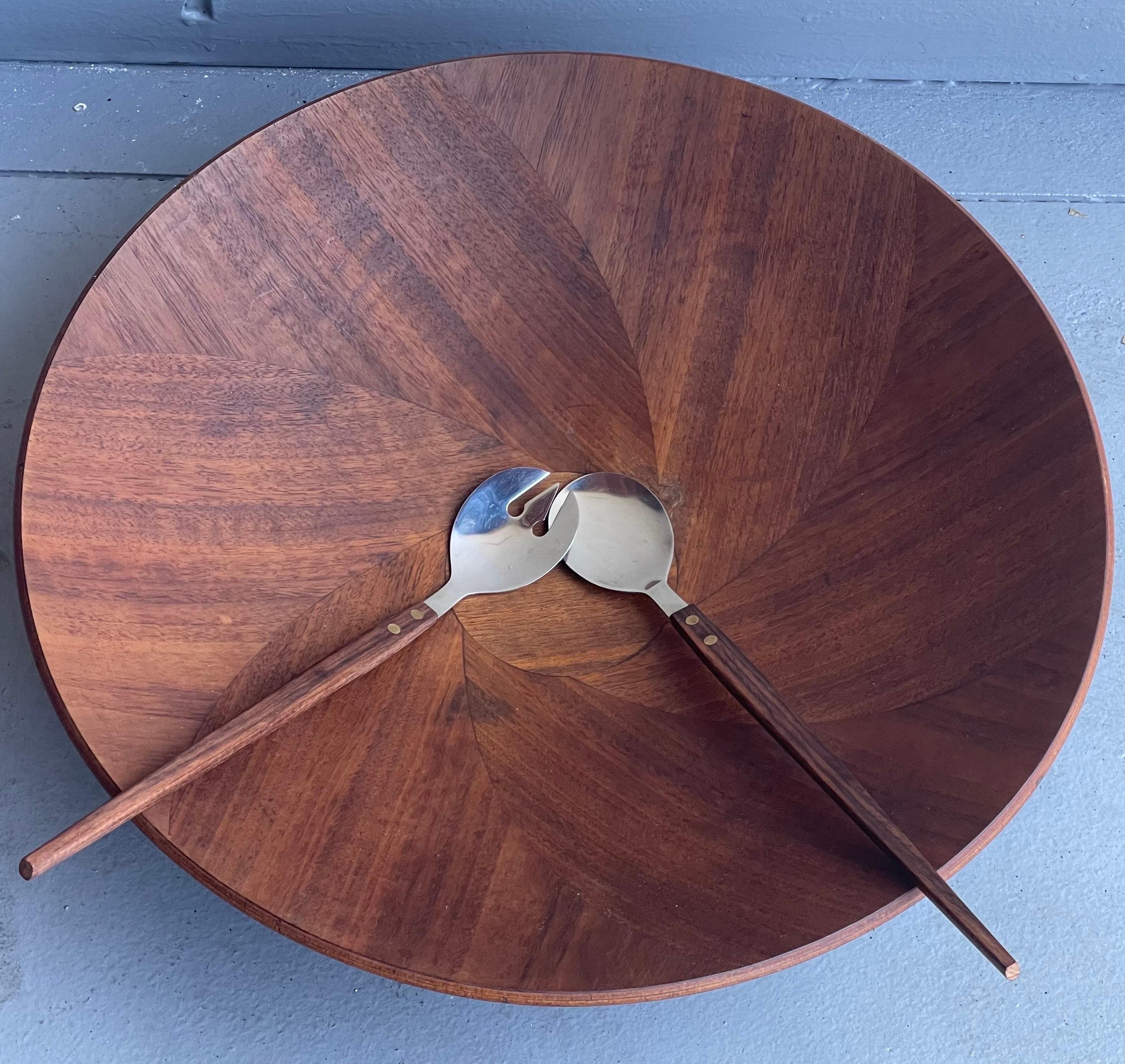 Beautiful large inlaid walnut salad bowl by Gladmark of California, circa 1960s. The bowl is in very good vintage condition and measures 18