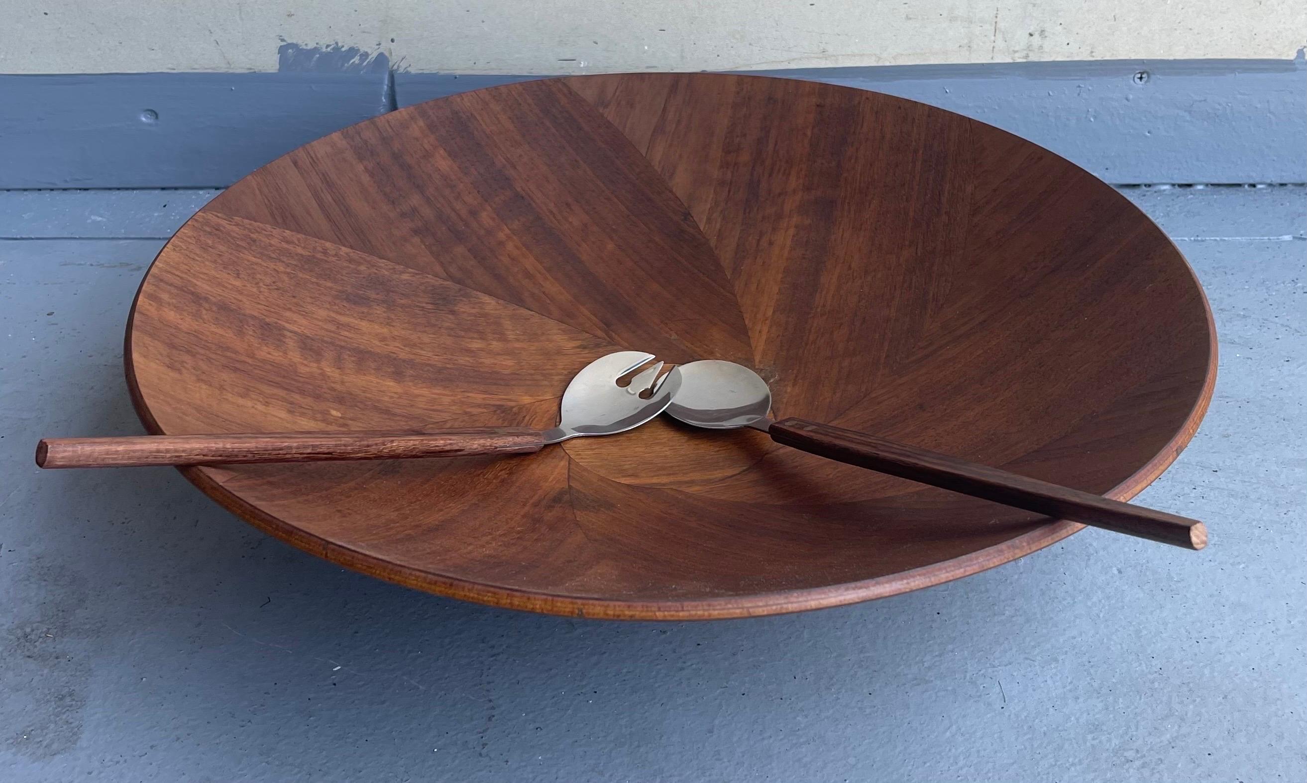 North American Large Inlaid Walnut Salad Bowl & Servers by Gladmark of California For Sale
