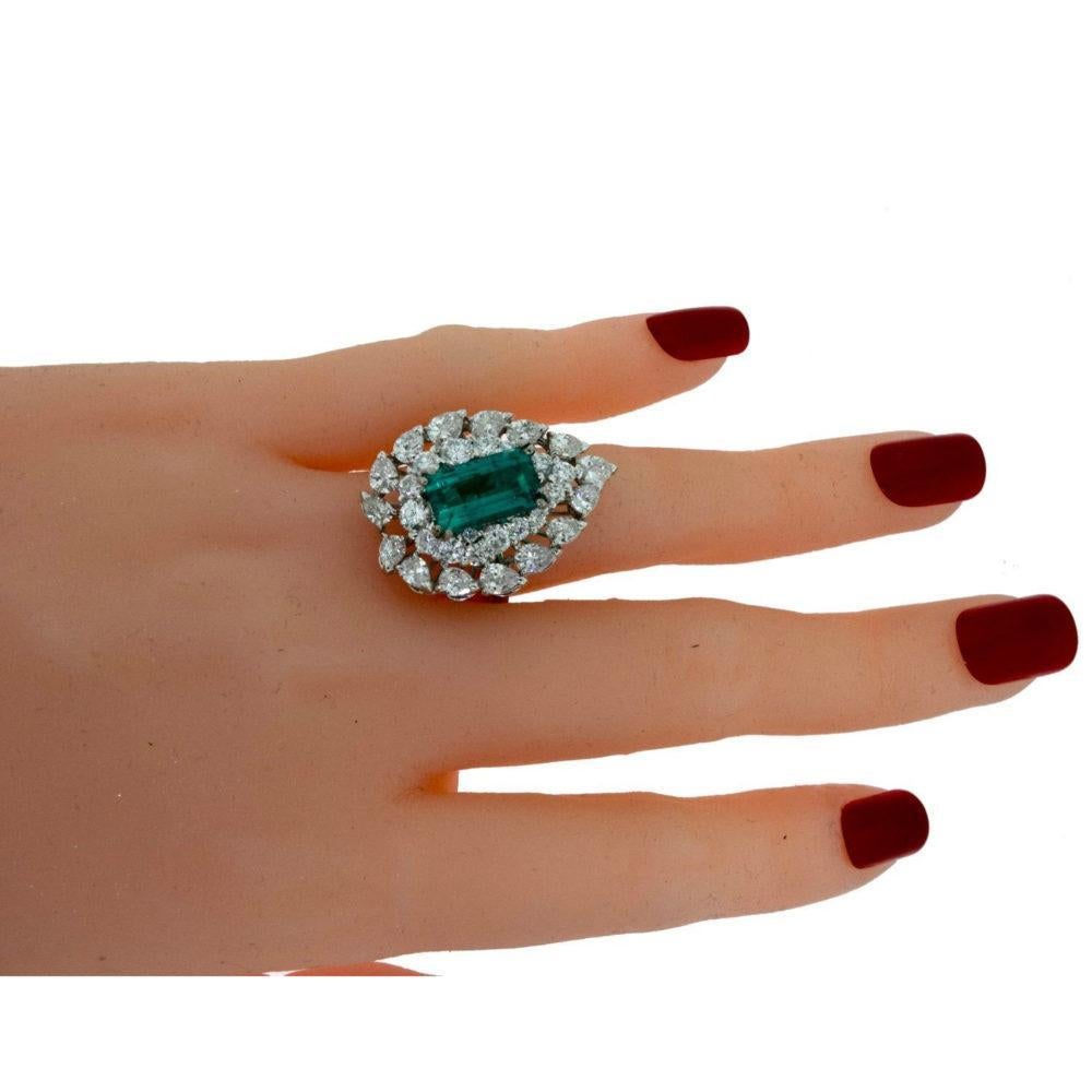 Großer unbedeutender kolumbianischer Smaragd- und Diamantring (Tropfenschliff) im Angebot