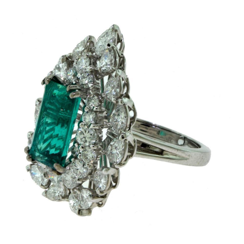 Großer unbedeutender kolumbianischer Smaragd- und Diamantring im Zustand „Gut“ im Angebot in Miami, FL