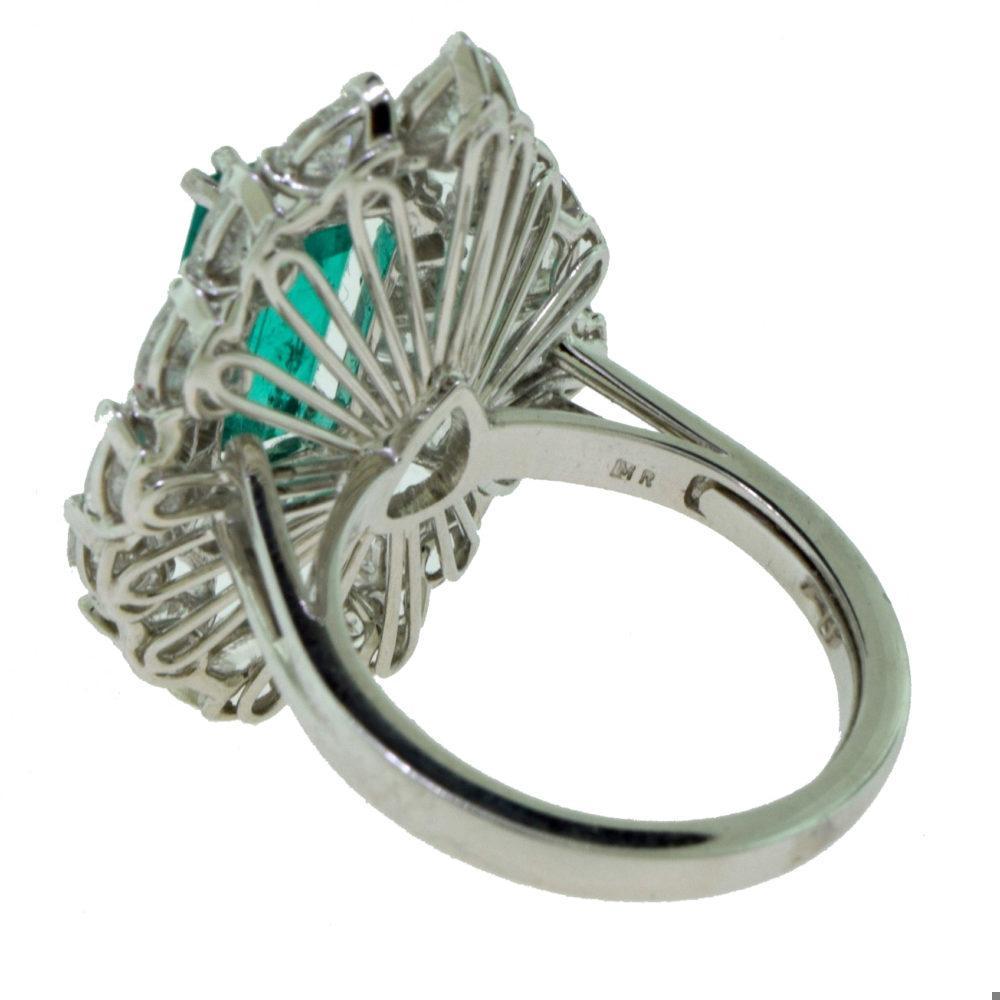 Großer unbedeutender kolumbianischer Smaragd- und Diamantring Damen im Angebot