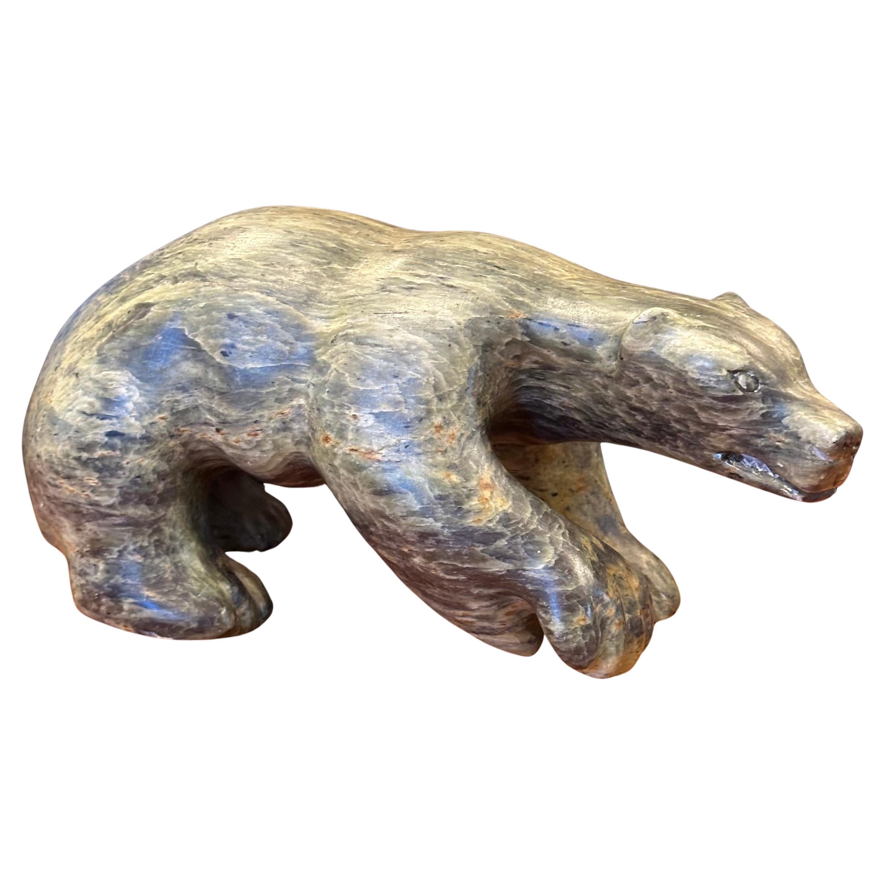 Grande sculpture d'ours en pierre sculptée à la main par Jonasie Faber, Inuit en vente 5