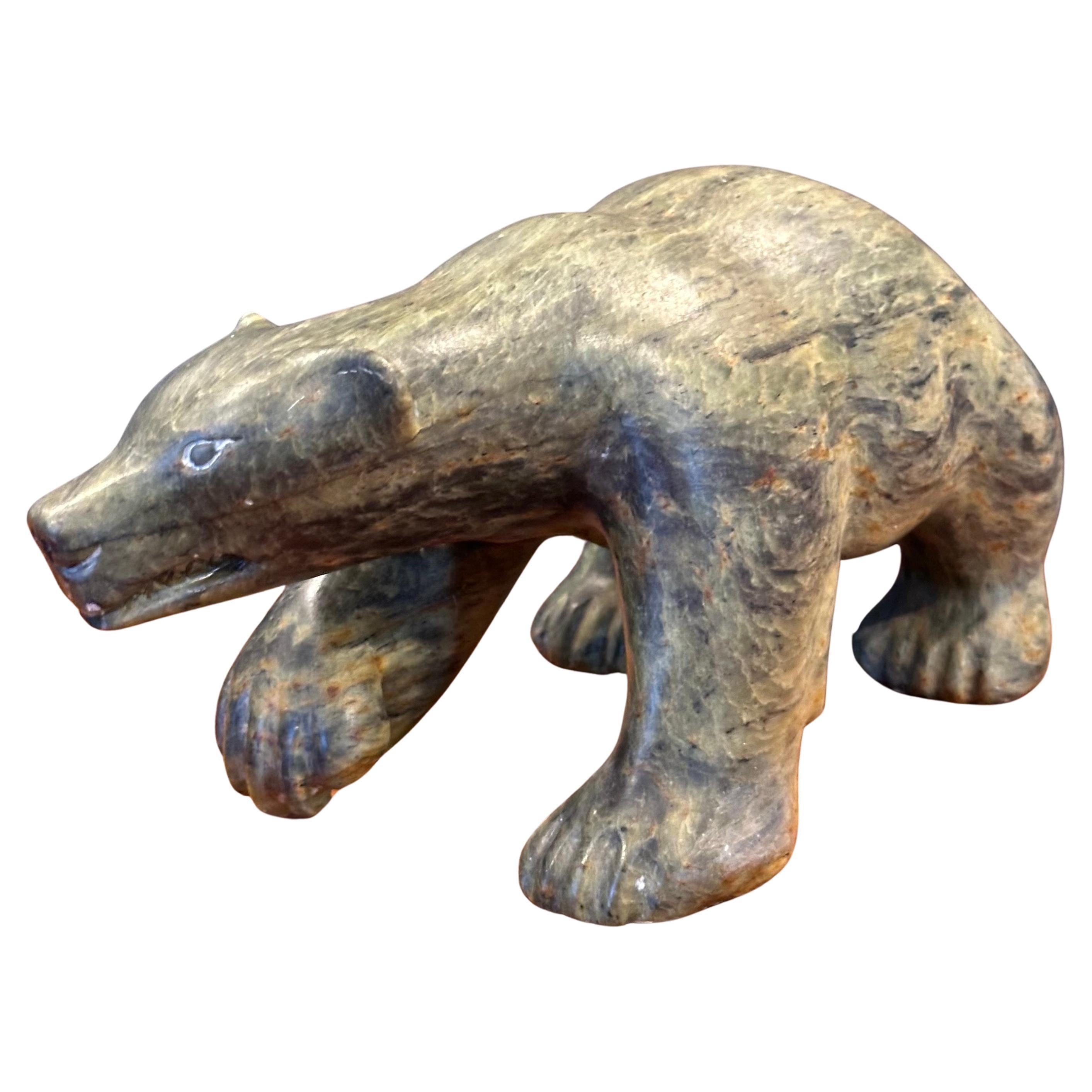 Grande sculpture d'ours inuit en pierre sculptée à la main par Jonasie Faber vers 1986. 
 La pièce est en très bon état, sans éclats ni fissures, et mesure 12 