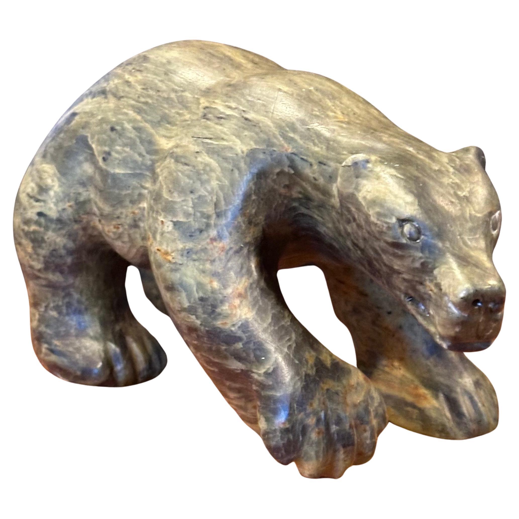 Organique Grande sculpture d'ours en pierre sculptée à la main par Jonasie Faber, Inuit en vente