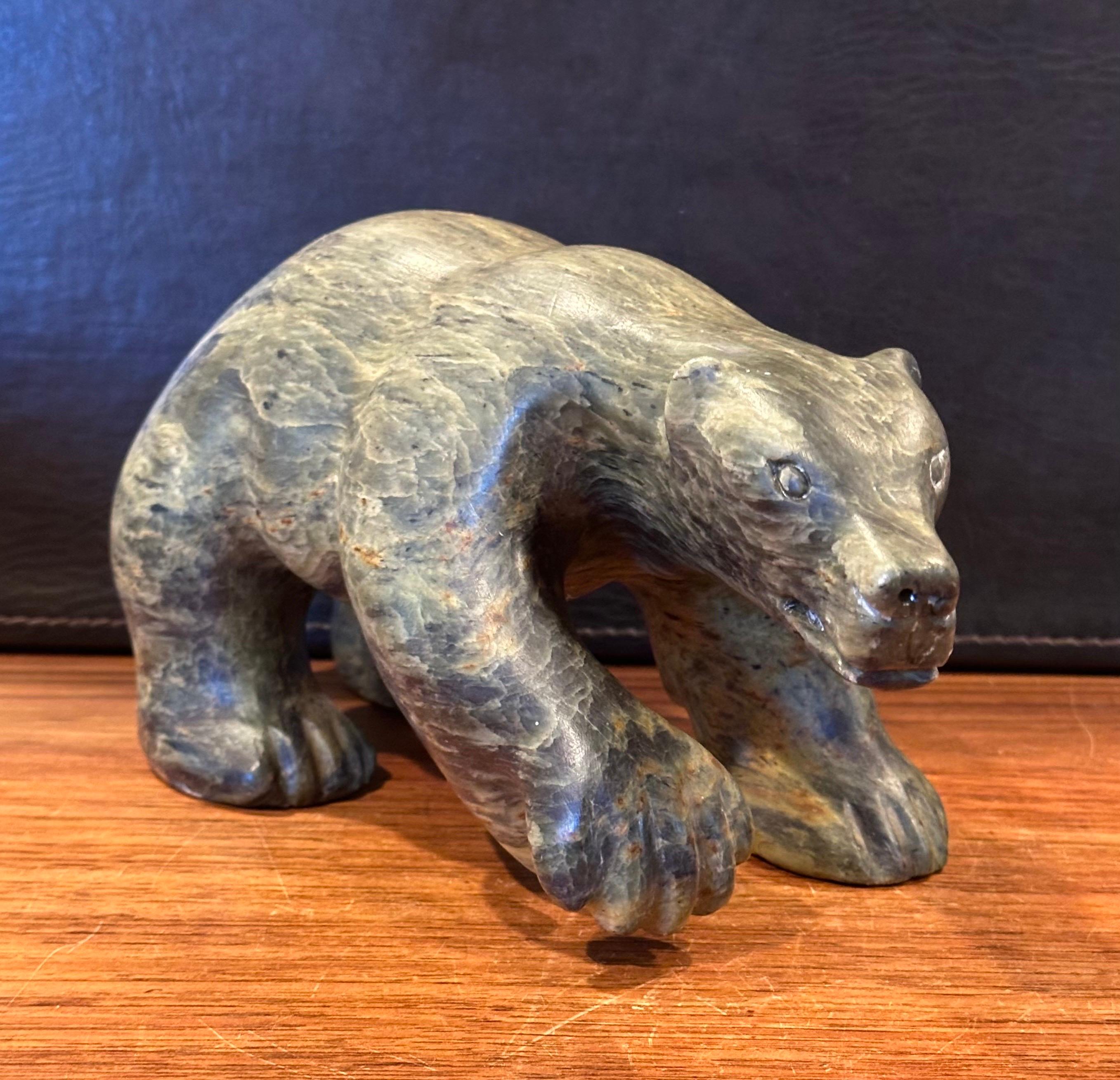 Intagliato a mano Grande scultura di orso inuit in pietra scolpita a mano di Jonasie Faber in vendita
