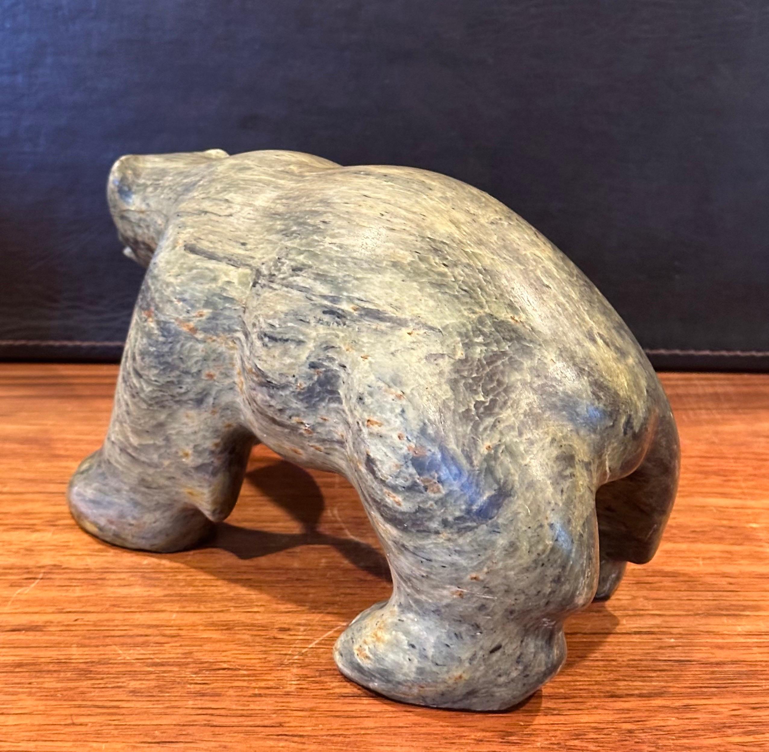 20ième siècle Grande sculpture d'ours en pierre sculptée à la main par Jonasie Faber, Inuit en vente
