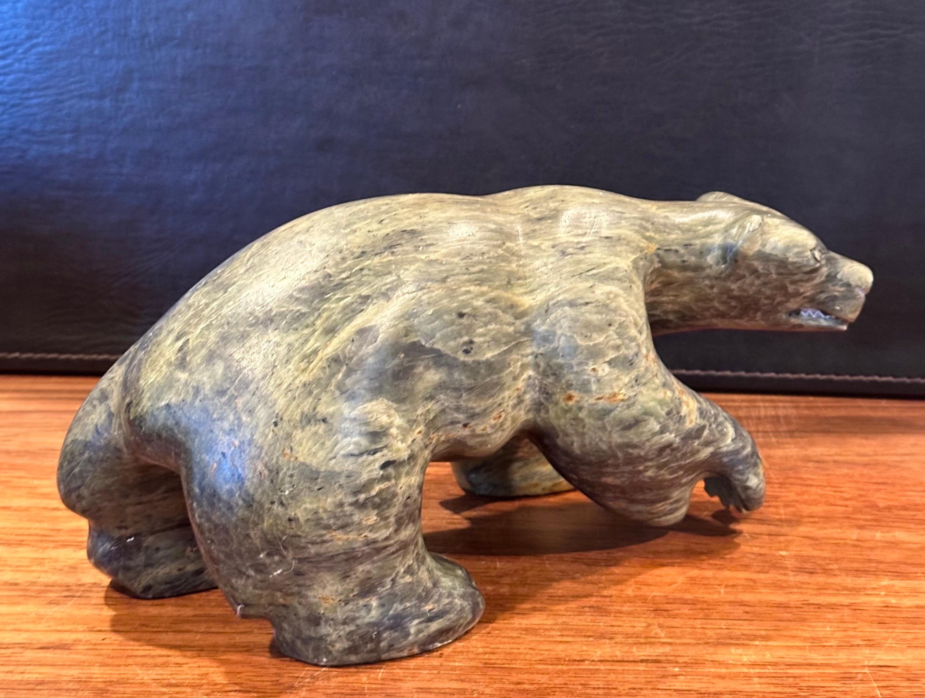 Grande sculpture d'ours en pierre sculptée à la main par Jonasie Faber, Inuit en vente 1