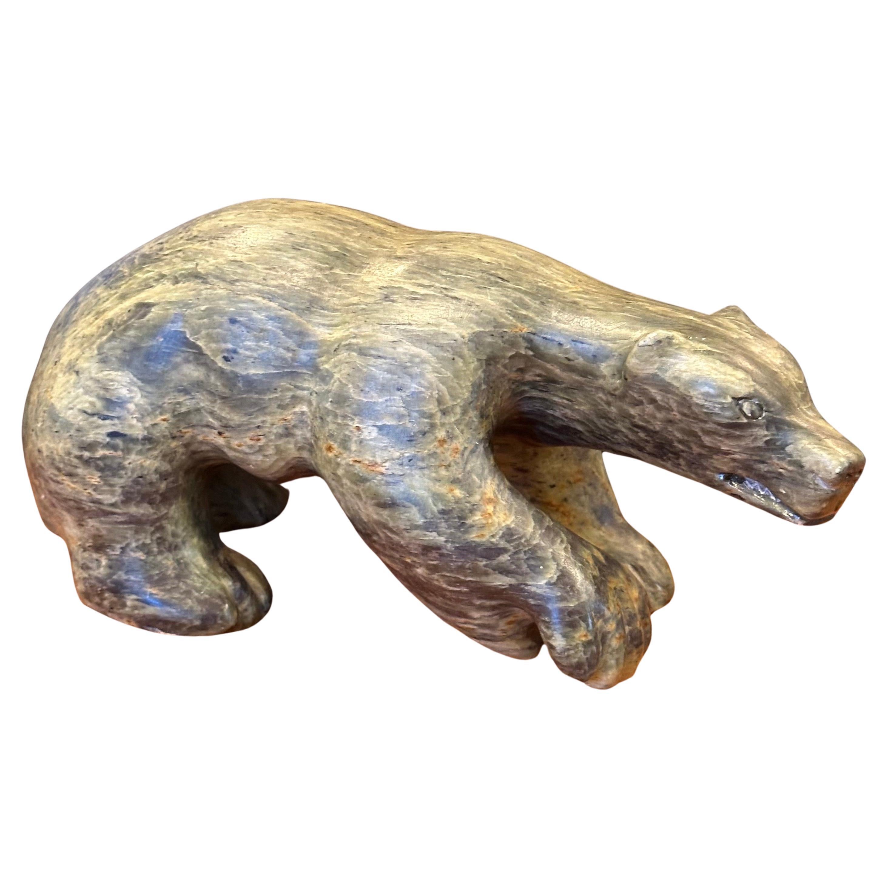 Gran escultura inuit de oso de piedra tallada a mano por Jonasie Faber