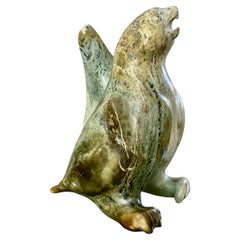 Grand oiseau d'Eskimo sculpté dans la pierre par les Inuits.