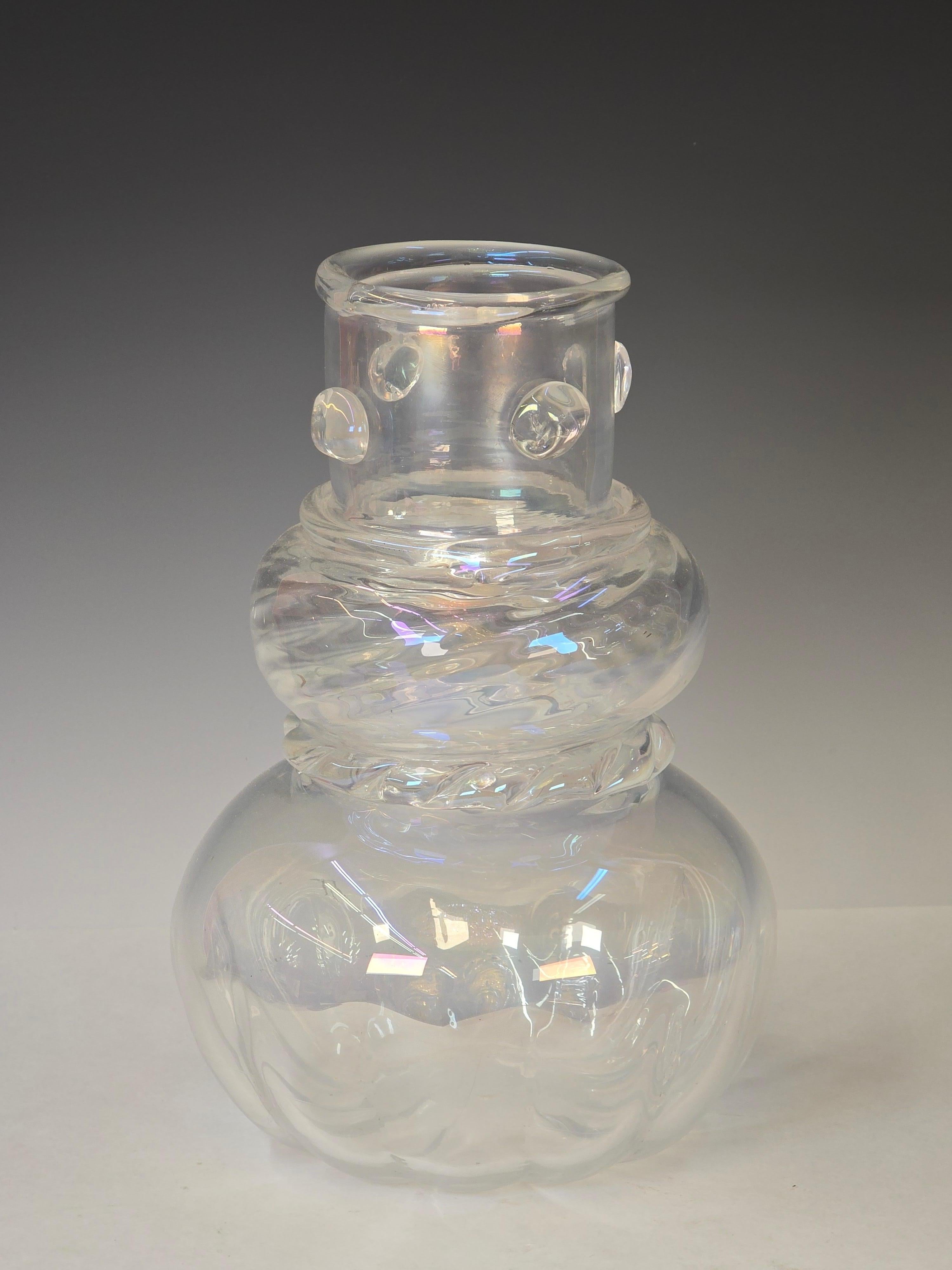 Elegante vaso oversize di Murano in vetro Iridato di Salviati.   Il vaso deve sembrare un piccolo pezzo di vetro romano appena ingrandito, con una meravigliosa finitura iridescente realizzata con un processo unico e che non si cancella dal vetro. 