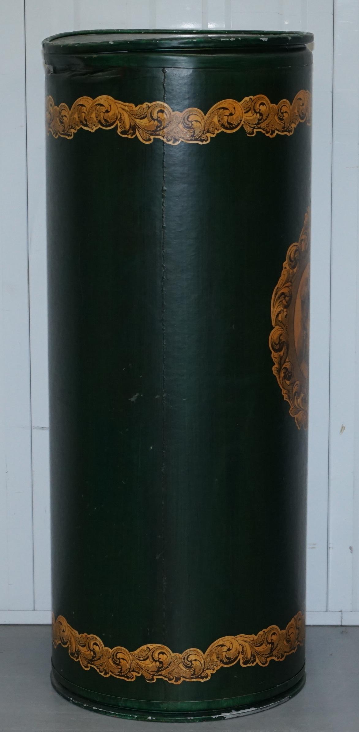 Großer irischer grüner Trommelständer auf Sockel mit Bild einer viktorianischen Dame auf (Handgefertigt) im Angebot