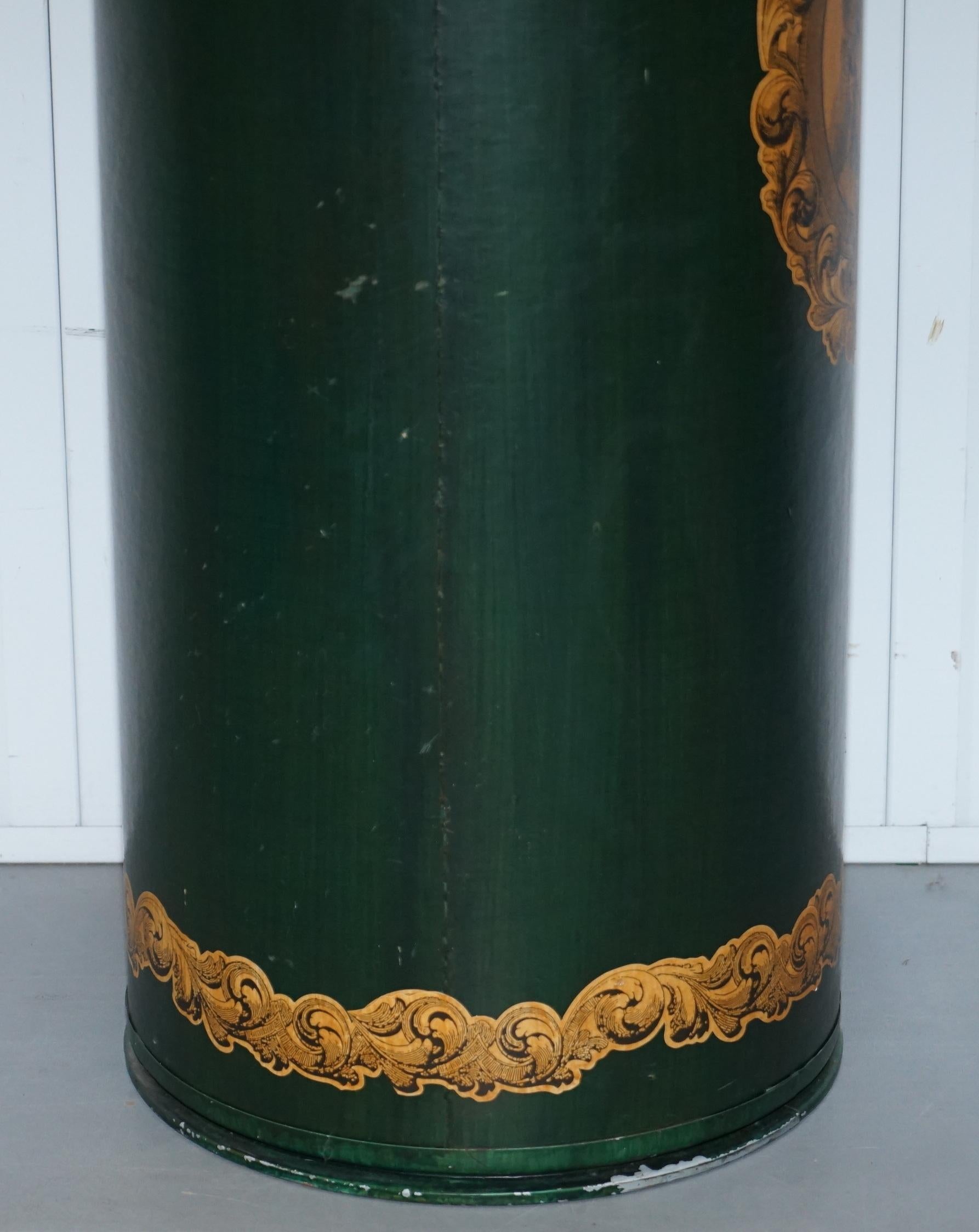 Bois Grand support de tambour irlandais à piédestal vert avec photo d'une dame victorienne sur en vente