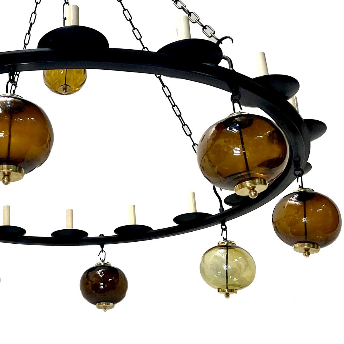 Grande lampadario in ferro e vetro soffiato In condizioni buone in vendita a New York, NY