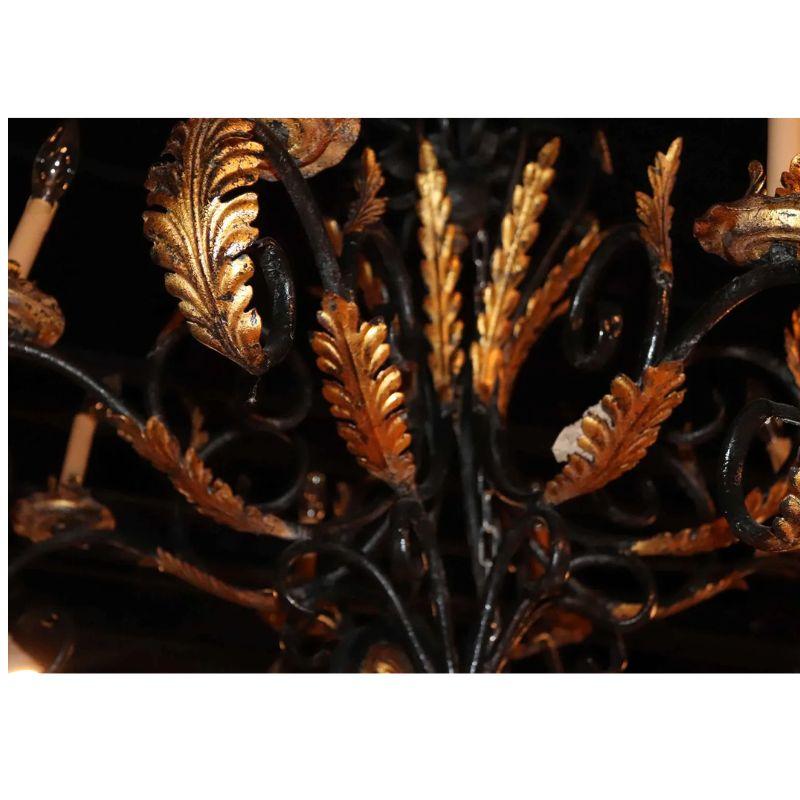 Großer Kronleuchter aus Eisen und vergoldetem spanischem Stil im Zustand „Gut“ im Angebot in Locust Valley, NY