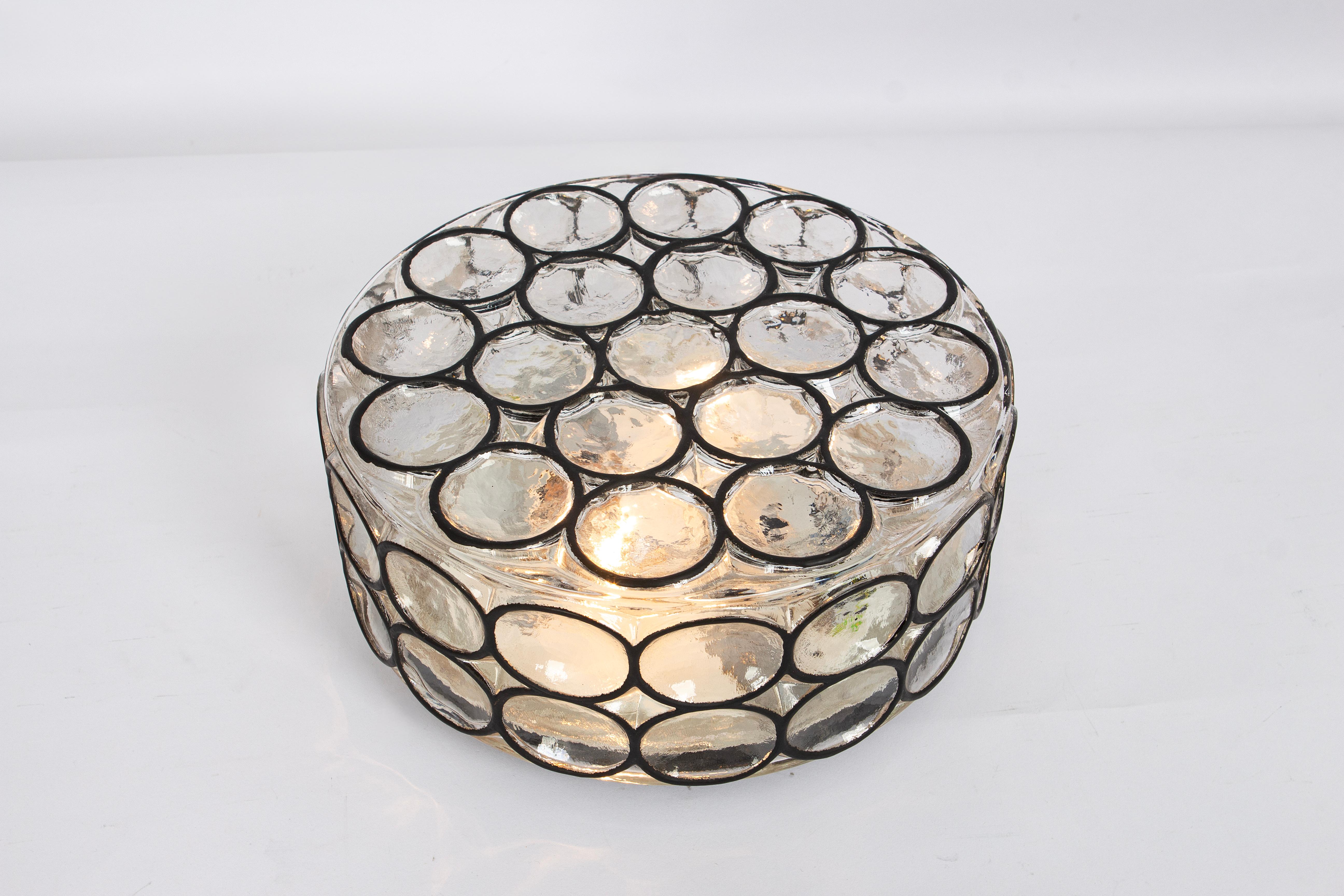 Grande lampada da soffitto o da parete minimalista in ferro e vetro trasparente prodotta da Limburg Glashütteburg, Germania, circa 1960-1969.

Di qualità pesante e in ottime condizioni. Pulito, ben cablato e pronto all'uso. L'apparecchio richiede 2