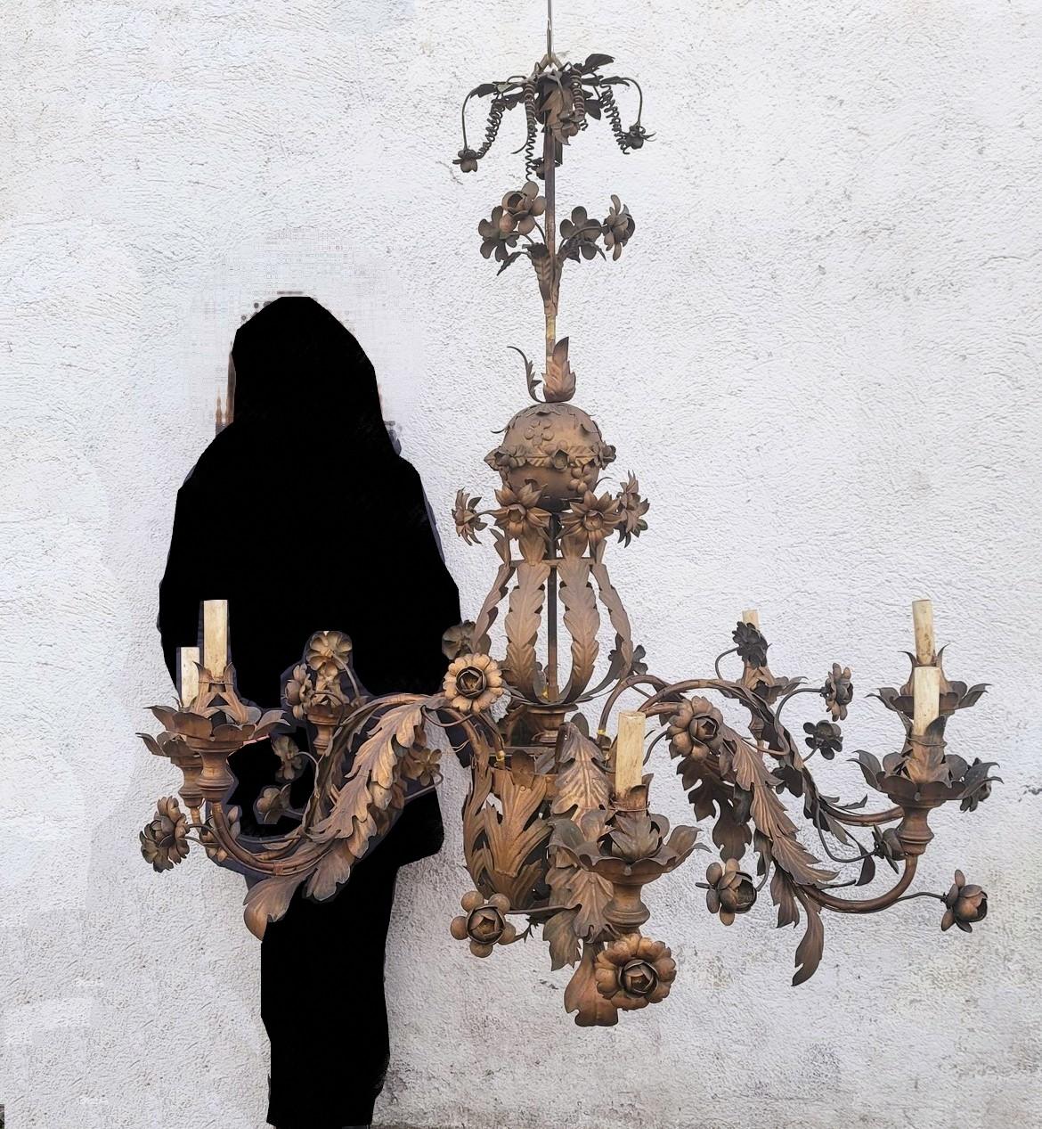 Large chandelier (115cm) in cut and patinated iron, with gilding highlights, like a large bouquet of flowers and leaves

8 lights (electricity to be reviewed according to local standards); bracket assembly (removable arms)

XIXth century
Height 115