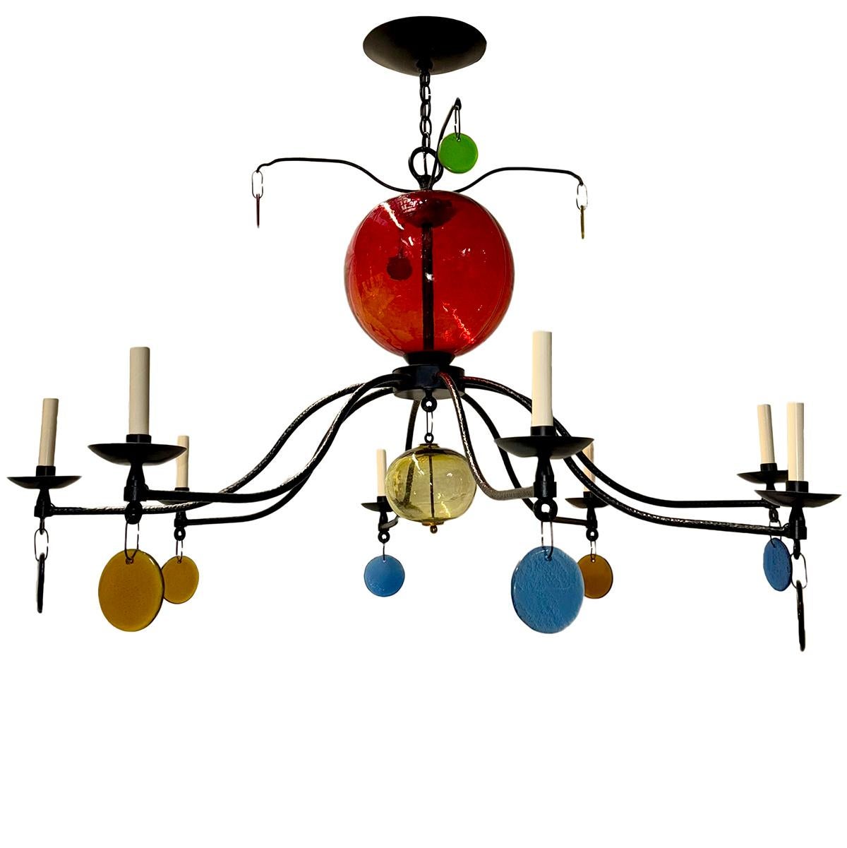 Un lampadario svedese del 1970 circa con elementi in vetro e pendenti.

Misure:
Caduta:  39.5