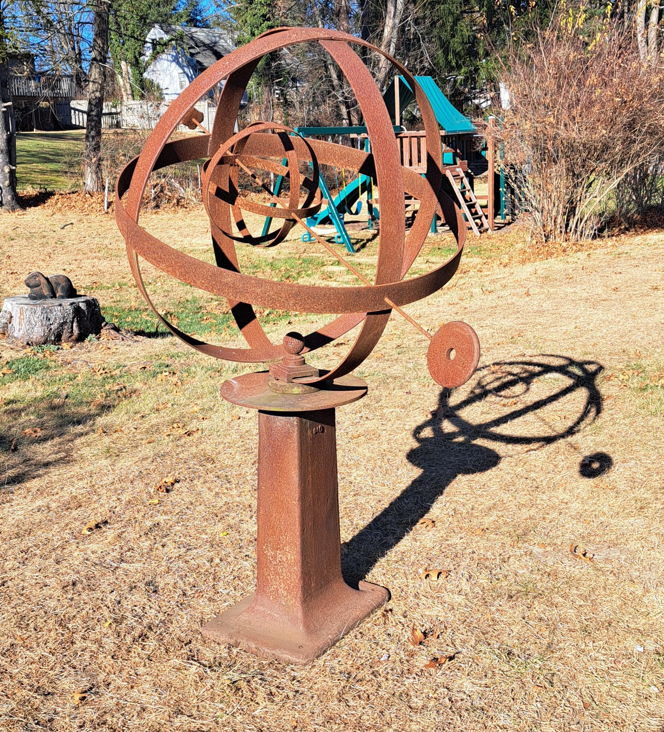 Armillare da giardino in ferro di grandi dimensioni.  Sfera in ferro pesante realizzata artigianalmente e assemblata su una base a macchina.  Finitura arrugginita.  Pesa oltre 200 libbre e può essere imbullonato per fissarlo.  Con una larghezza di