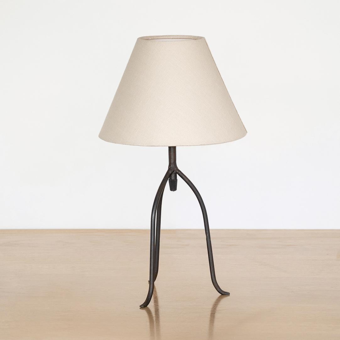 XXIe siècle et contemporain Panoplie grande lampe tripode en fer en vente