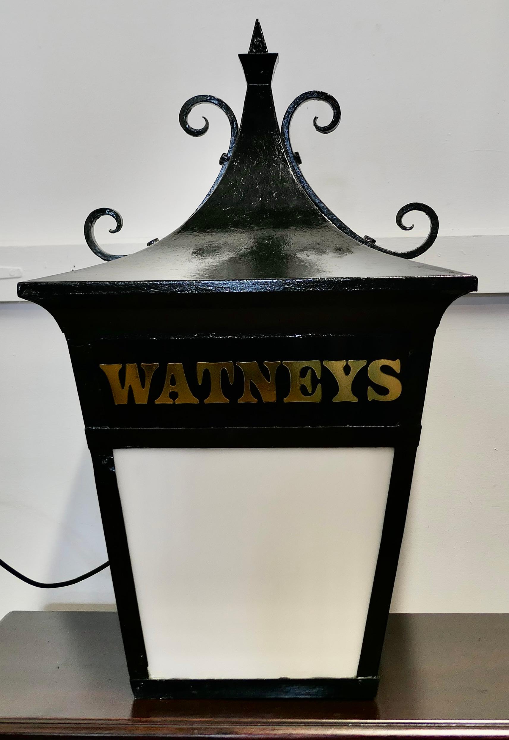 Grande lanterne de pub Watneys

Une belle pièce, la lanterne est plus grande que nature, elle aurait été accrochée à l'extérieur d'un pub.

La lampe fonctionne parfaitement, les panneaux latéraux ont été remplacés par du plexiglas opaque et les