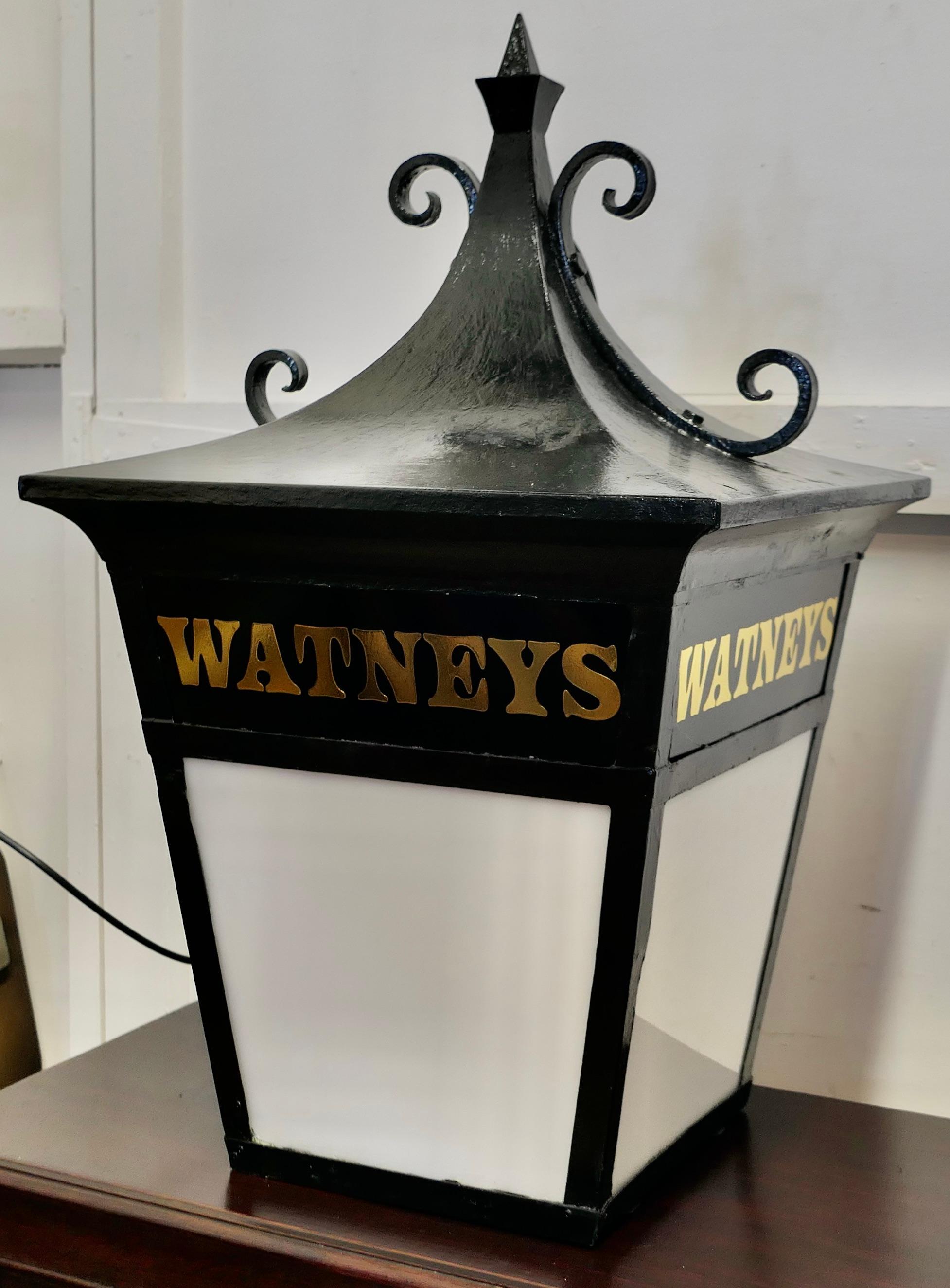 Artisanat Grande lanterne de pub Watneys  Une pièce superbe en vente