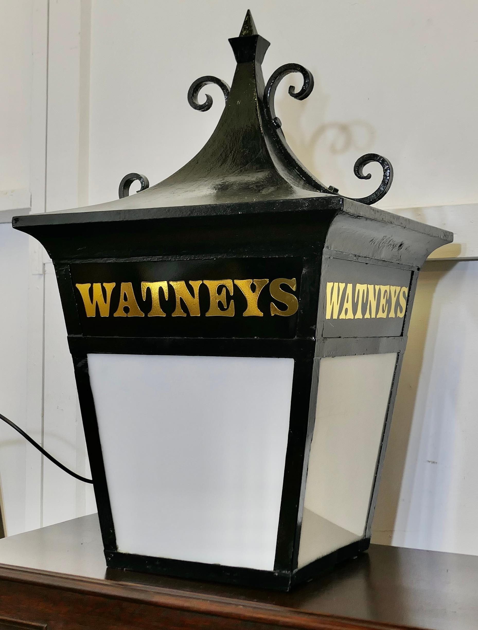 Grande lanterne de pub Watneys  Une pièce superbe Bon état - En vente à Godshill, Isle of Wight
