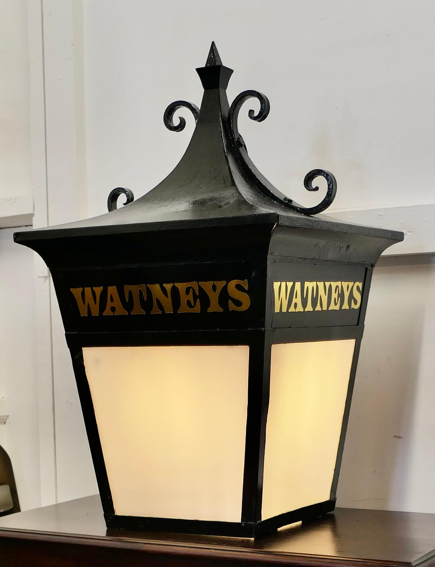 Fer Grande lanterne de pub Watneys  Une pièce superbe en vente