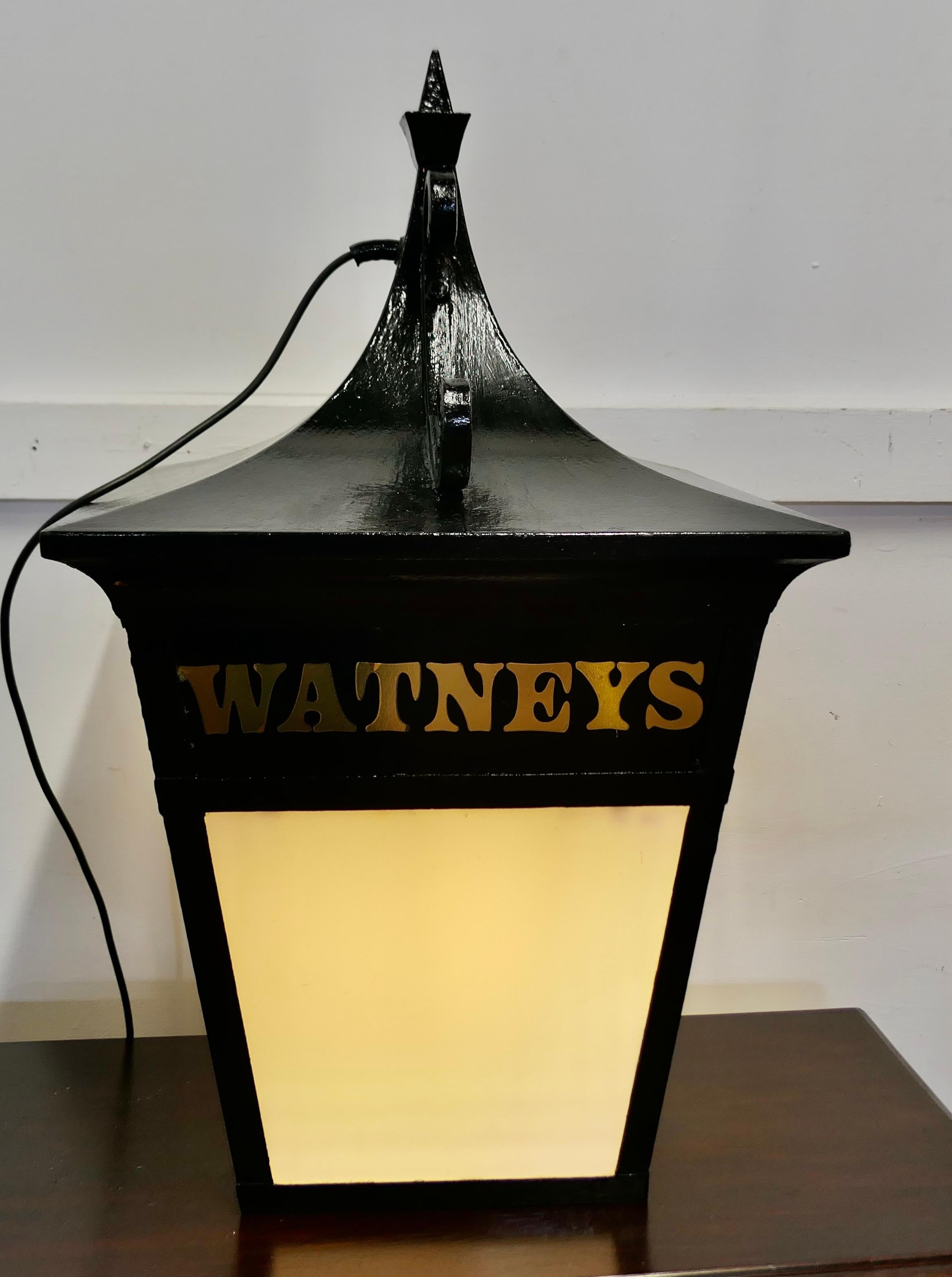 Grande lanterne de pub Watneys  Une pièce superbe en vente 2