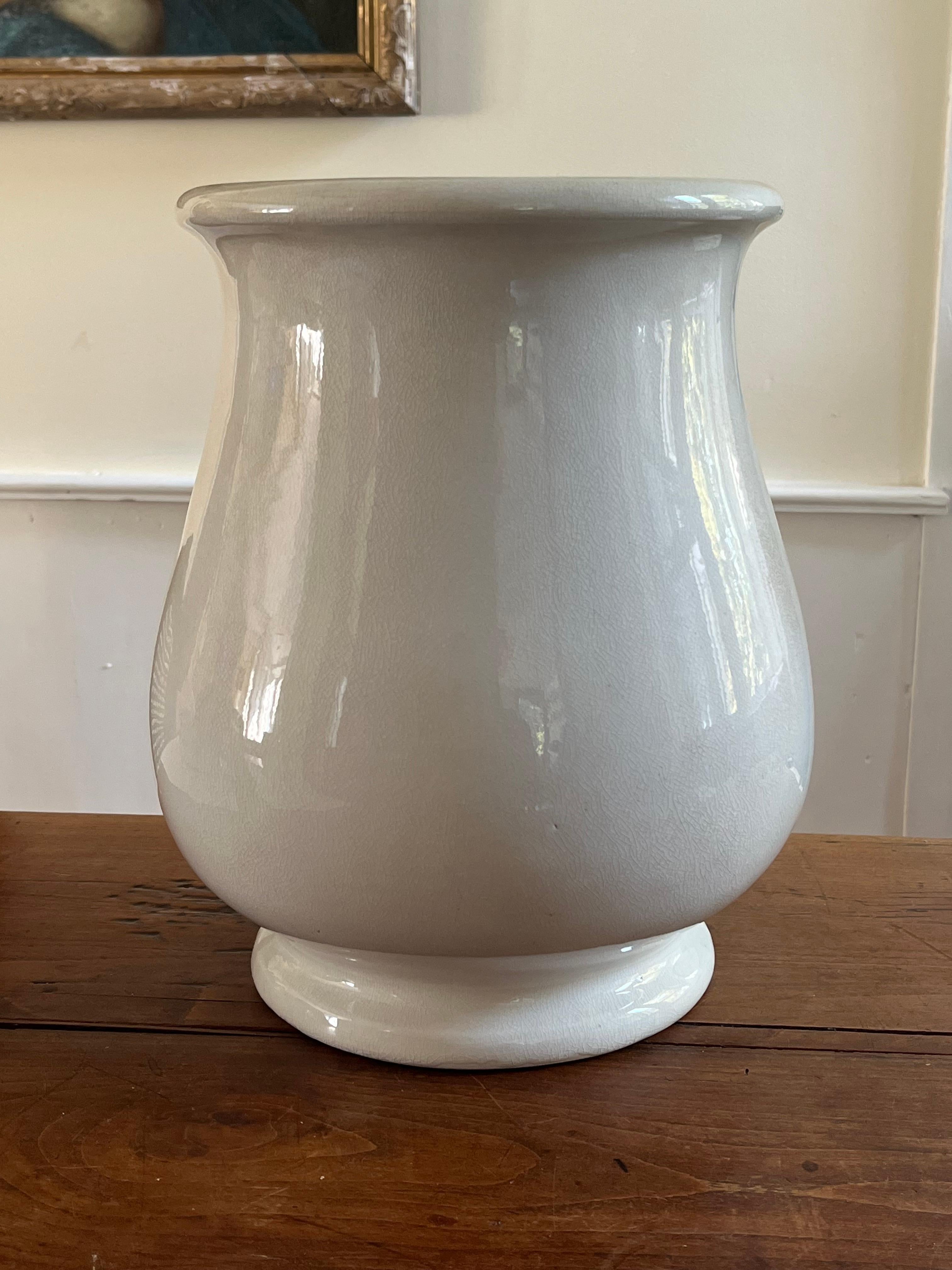 Un grande vaso in pietra ferrosa di Burgess & Campbell, circa 1900, con smalto color crema. 